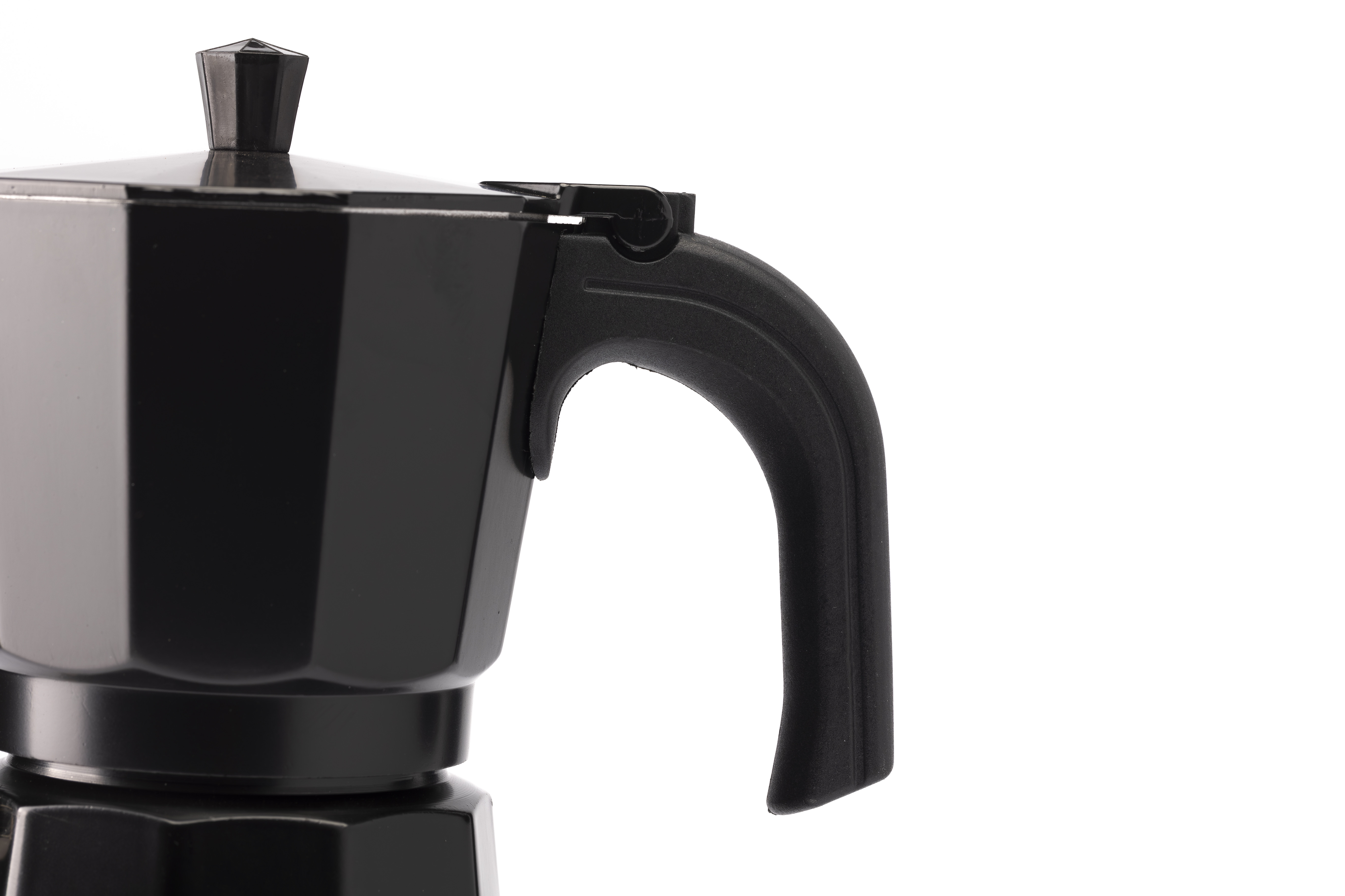 Cafetera italiana negra con asa y tapa sobre fondo blanco.