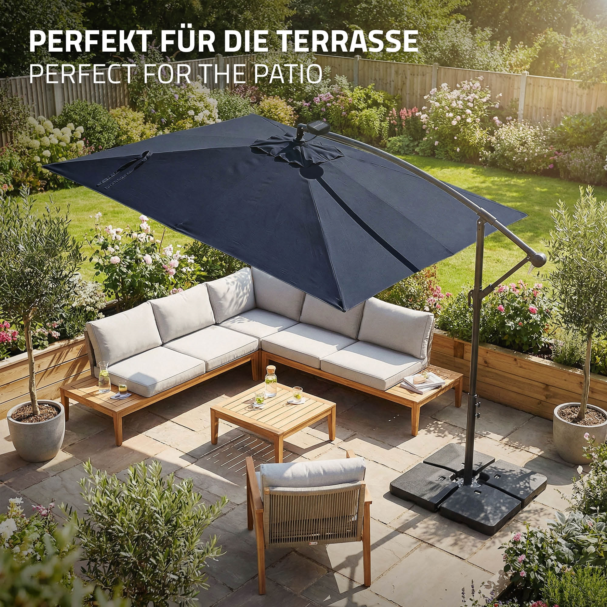 Ein Gartenmöbel-Set mit Sofa, Tisch und Sessel unter einem Sonnenschirm.