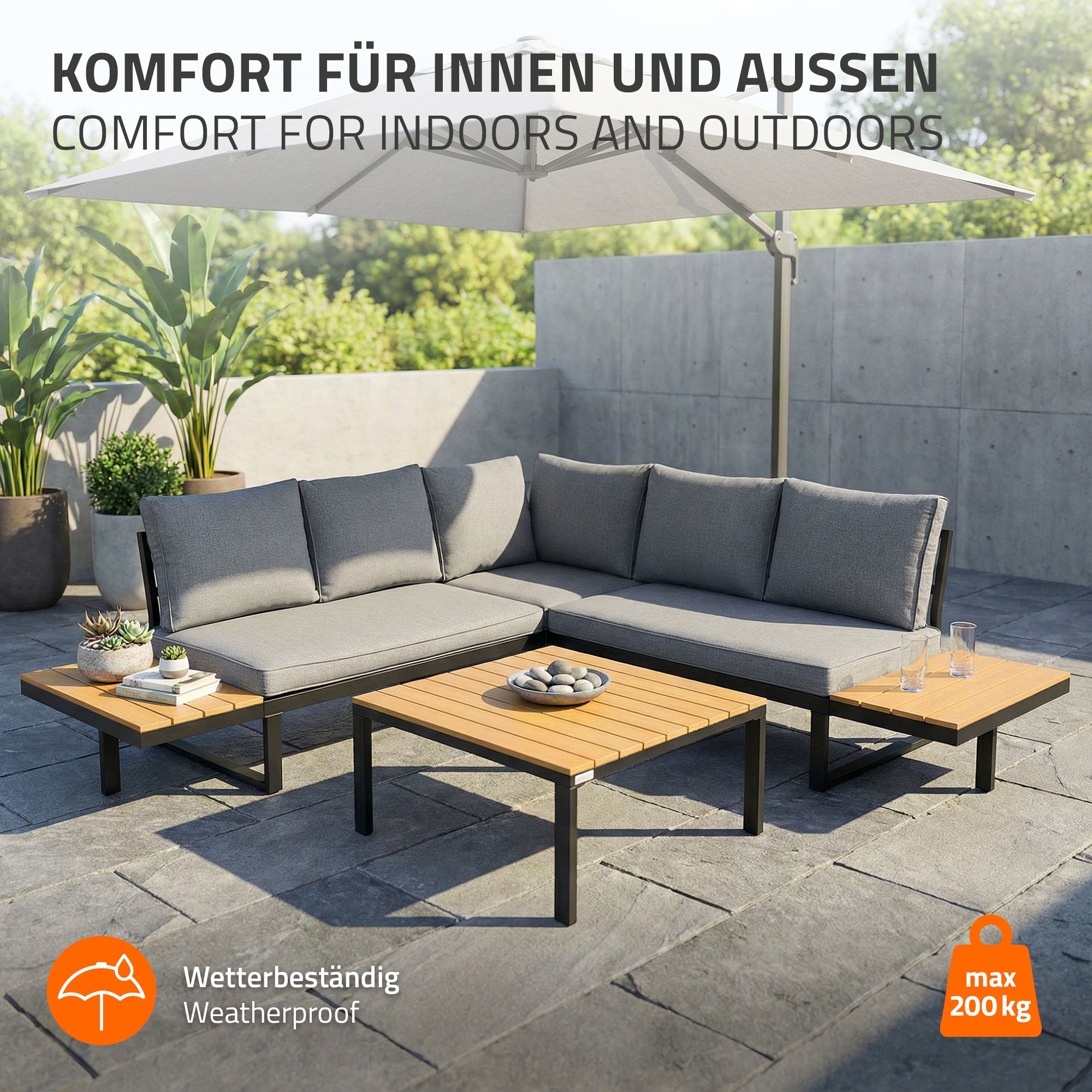 Graue Outdoor-Lounge-Möbel unter einem Sonnenschirm auf einer Steinterrasse.