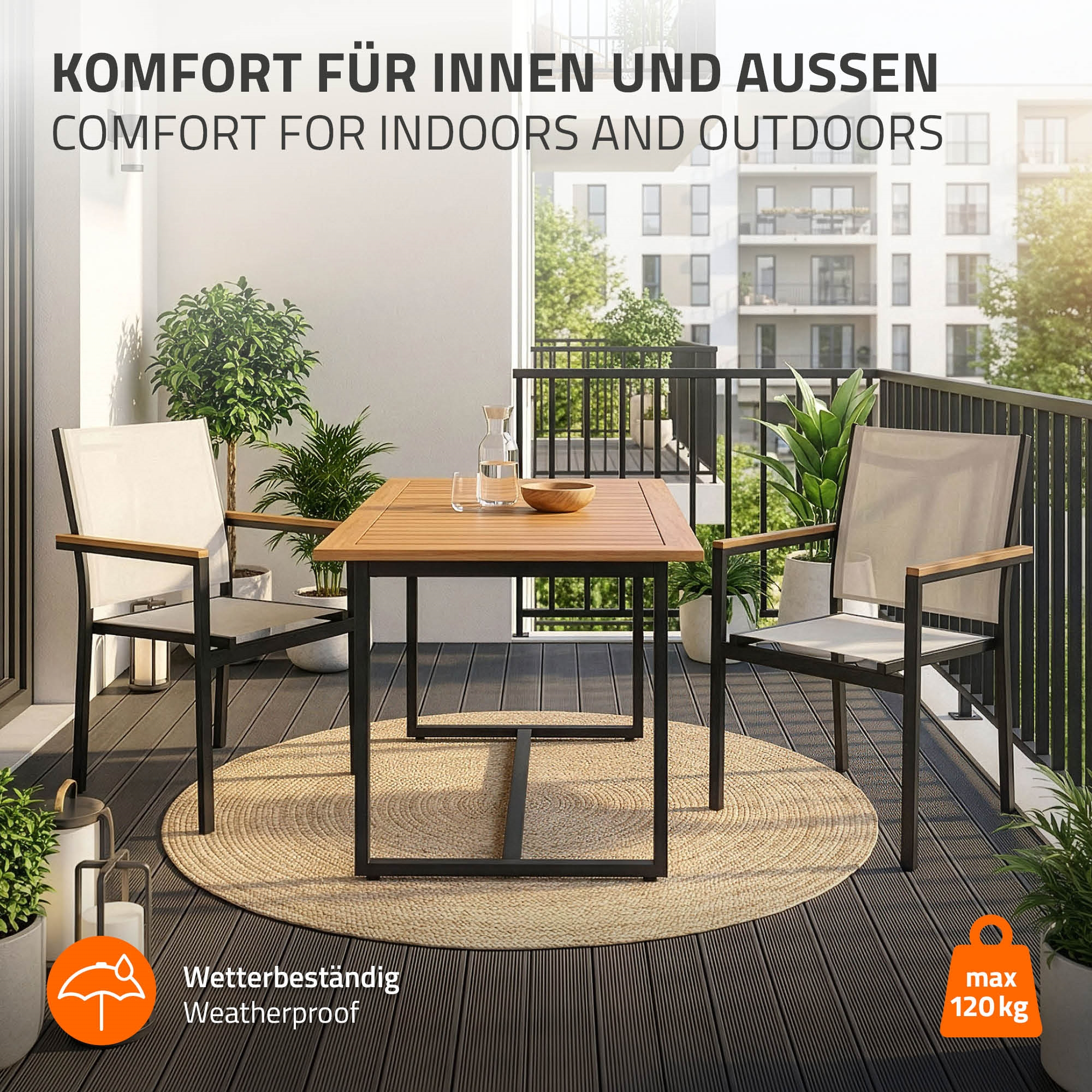 Ein Balkon mit Tisch, zwei Stühlen, Pflanzen und Text.