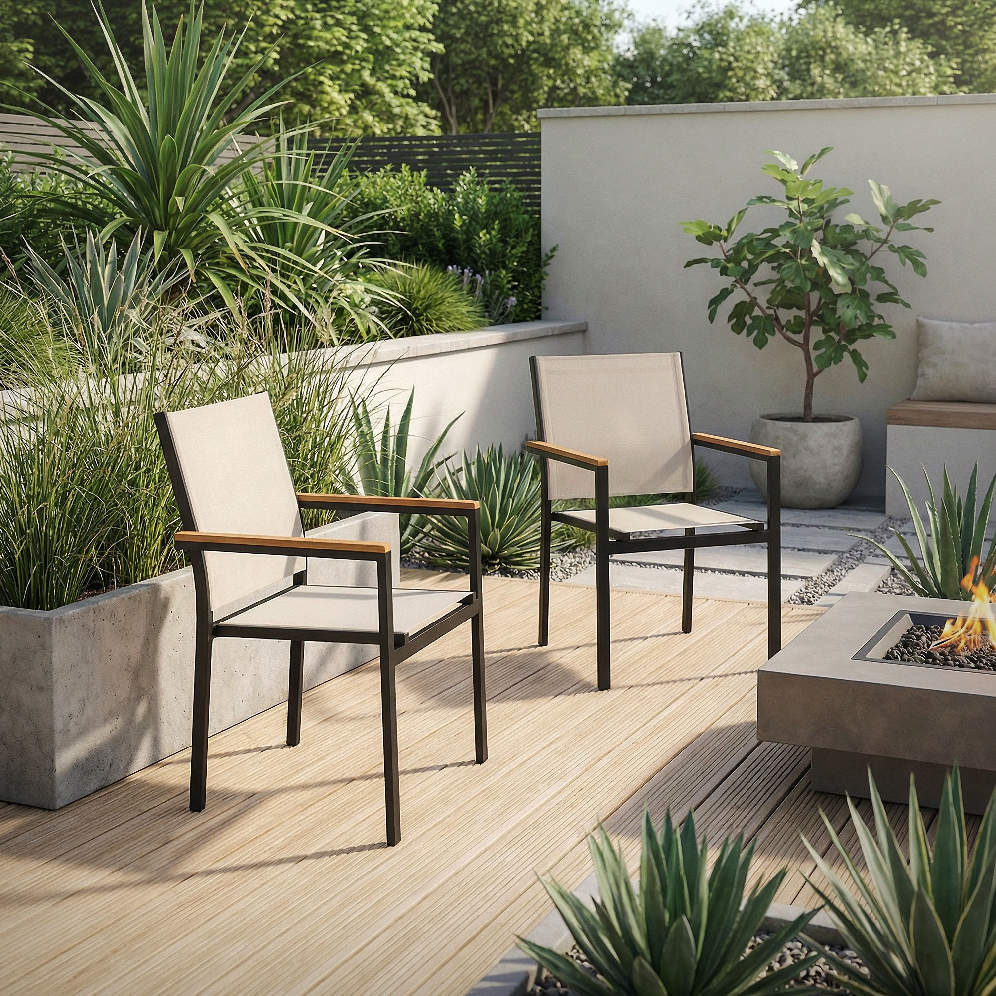 Zwei Stühle auf einer Holzterrasse mit Pflanzen und einem Beton-Feuerplatz.