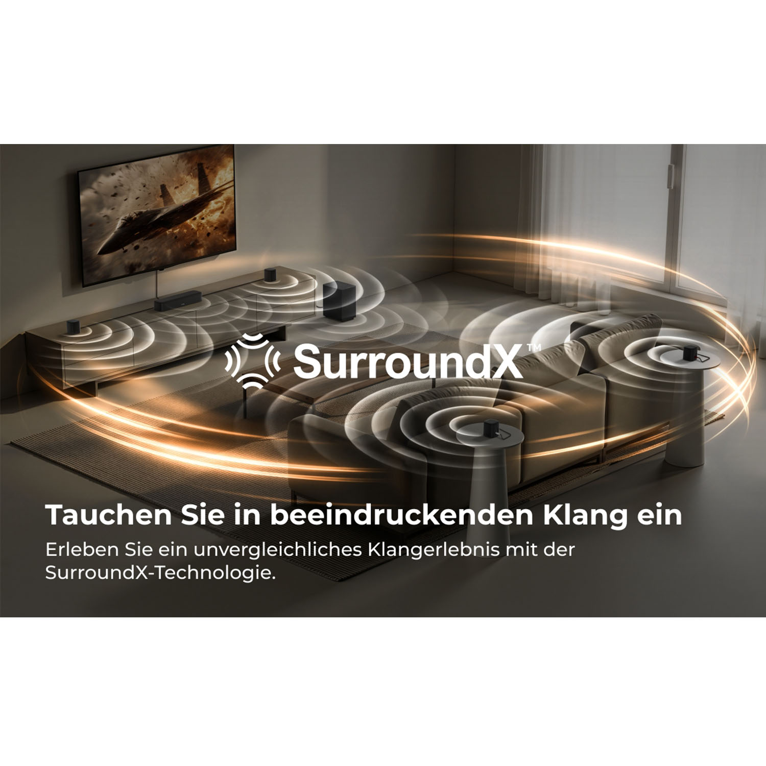 Ein Wohnzimmer mit Lautsprechern und einem Fernseher, der einen Jet zeigt.