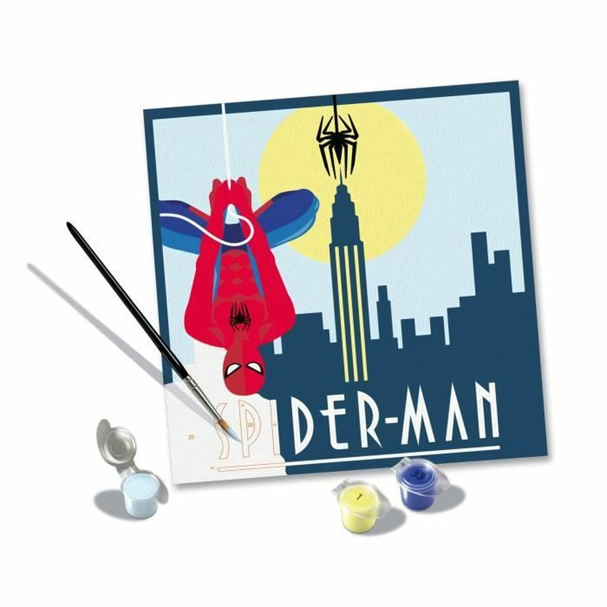 Spiderman hängt kopfüber an einem Faden vor einer Skyline und einem gelben Kreis.