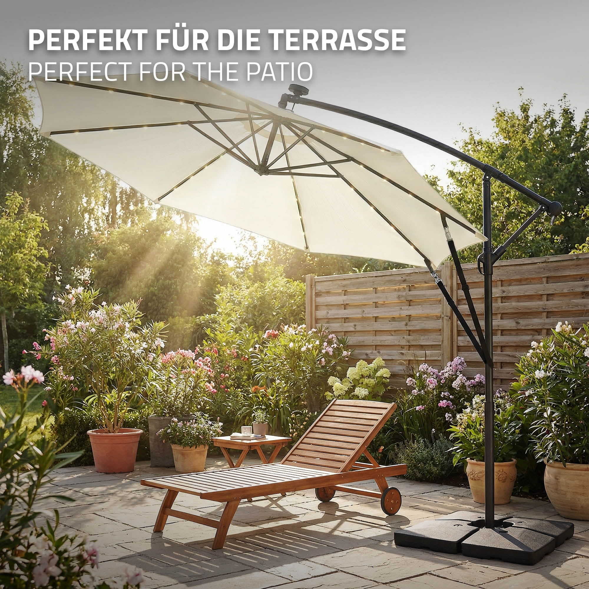 Ein Sonnenschirm mit Beleuchtung und Liegestuhl auf einer Terrasse.