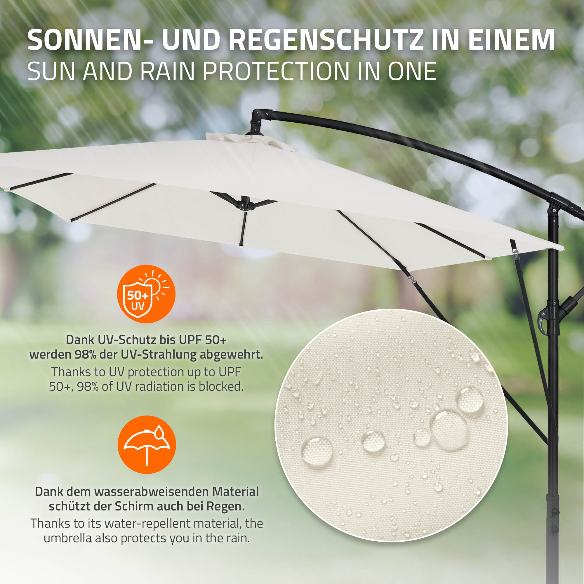 Ein beiger Sonnenschirm mit schwarzem Gestell. Wassertropfen auf dem Stoff.