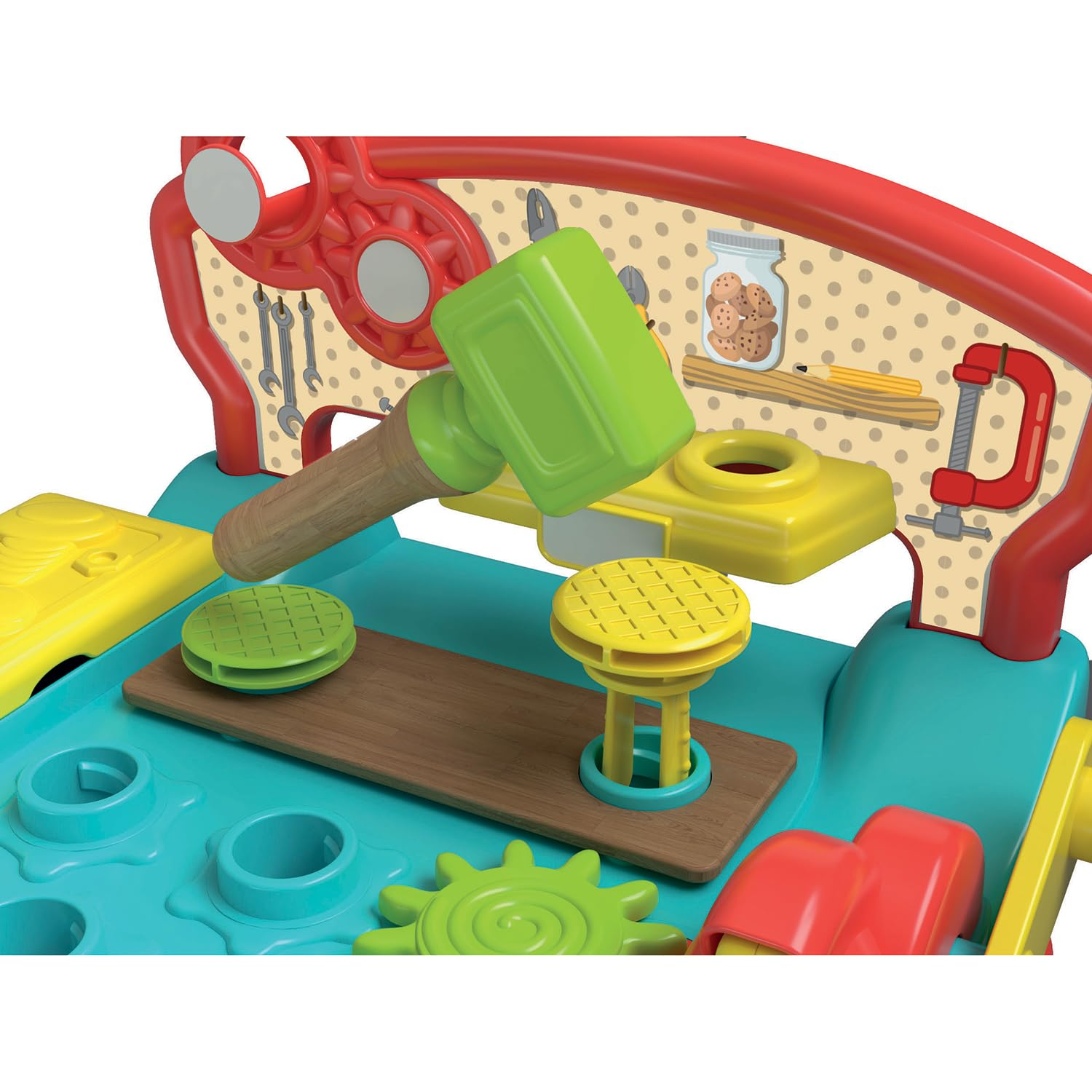 Spielzeugwerkbank mit Werkzeugen, Schraubzwinge, Hammer und Keksdose.