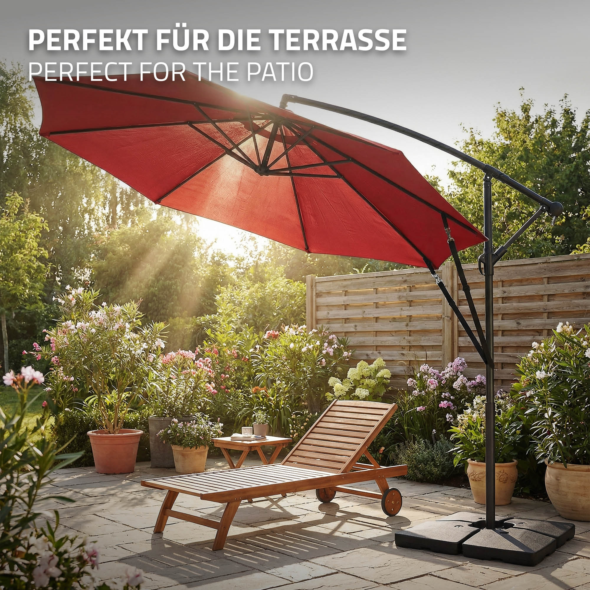 Ein roter Ampelschirm über einer Holzliege auf einer Terrasse mit Pflanzen.