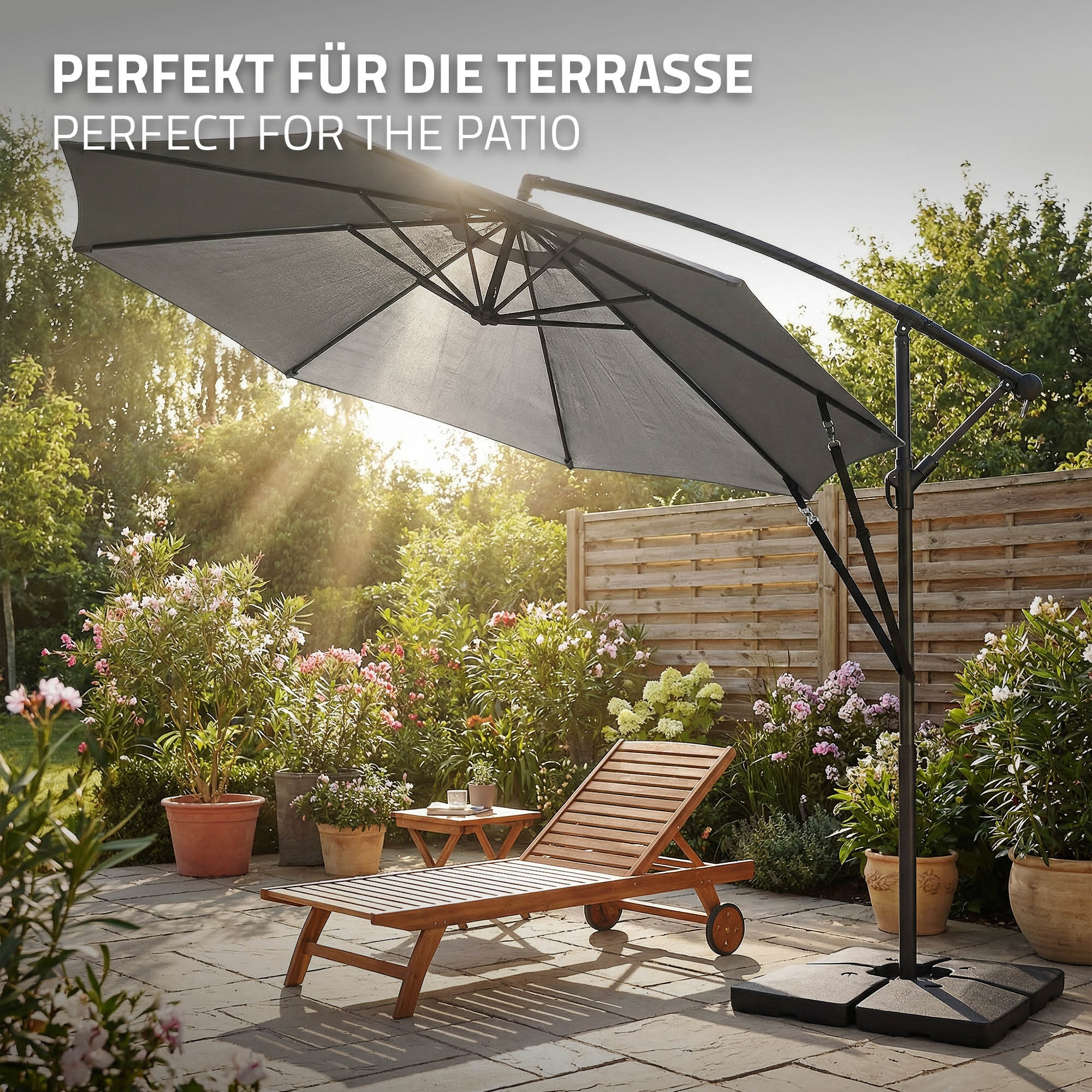 Ein Sonnenschirm auf einer Terrasse mit Liege und Pflanzen.