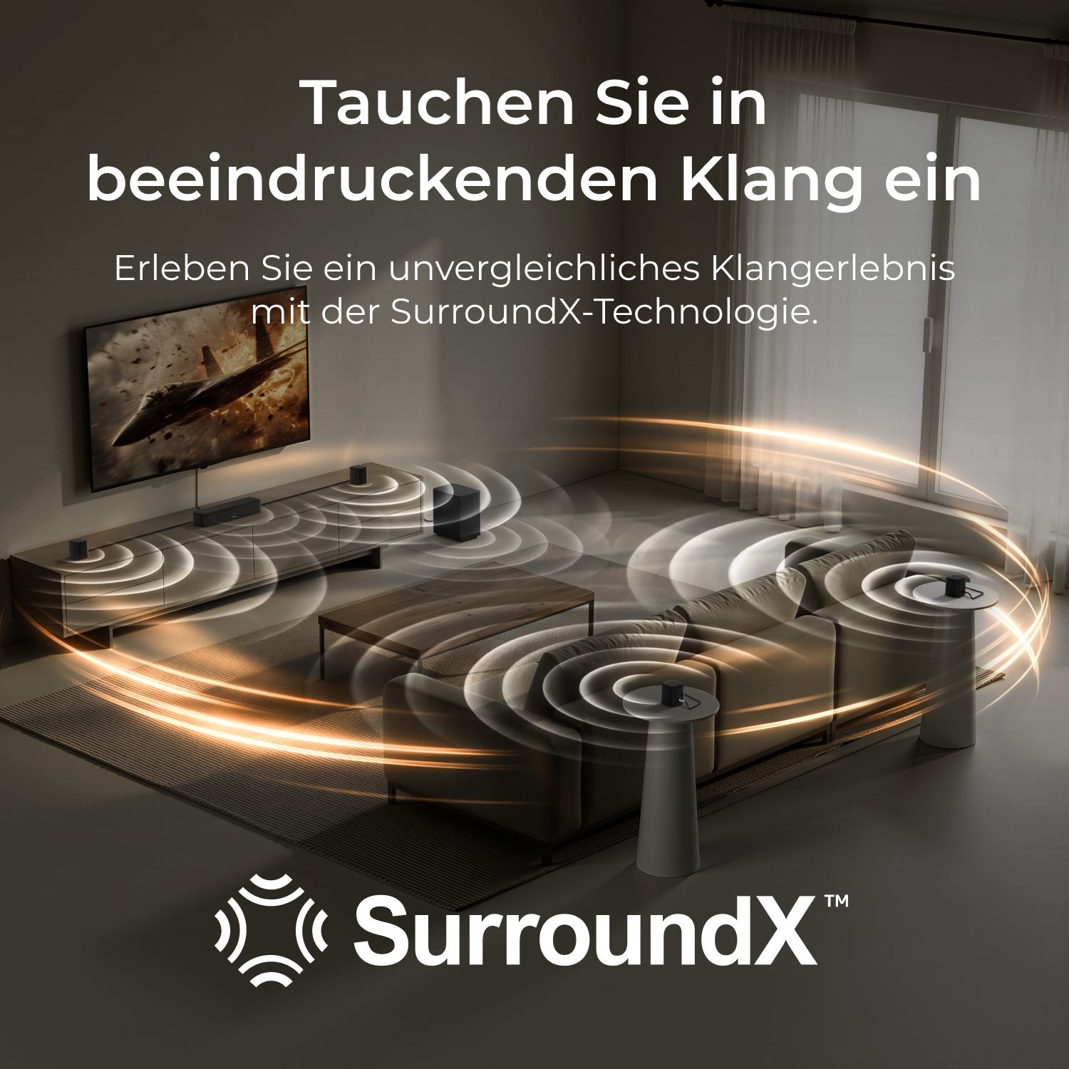Wohnzimmer mit SurroundX-Lautsprechern und TV, der ein Kampfflugzeug zeigt.