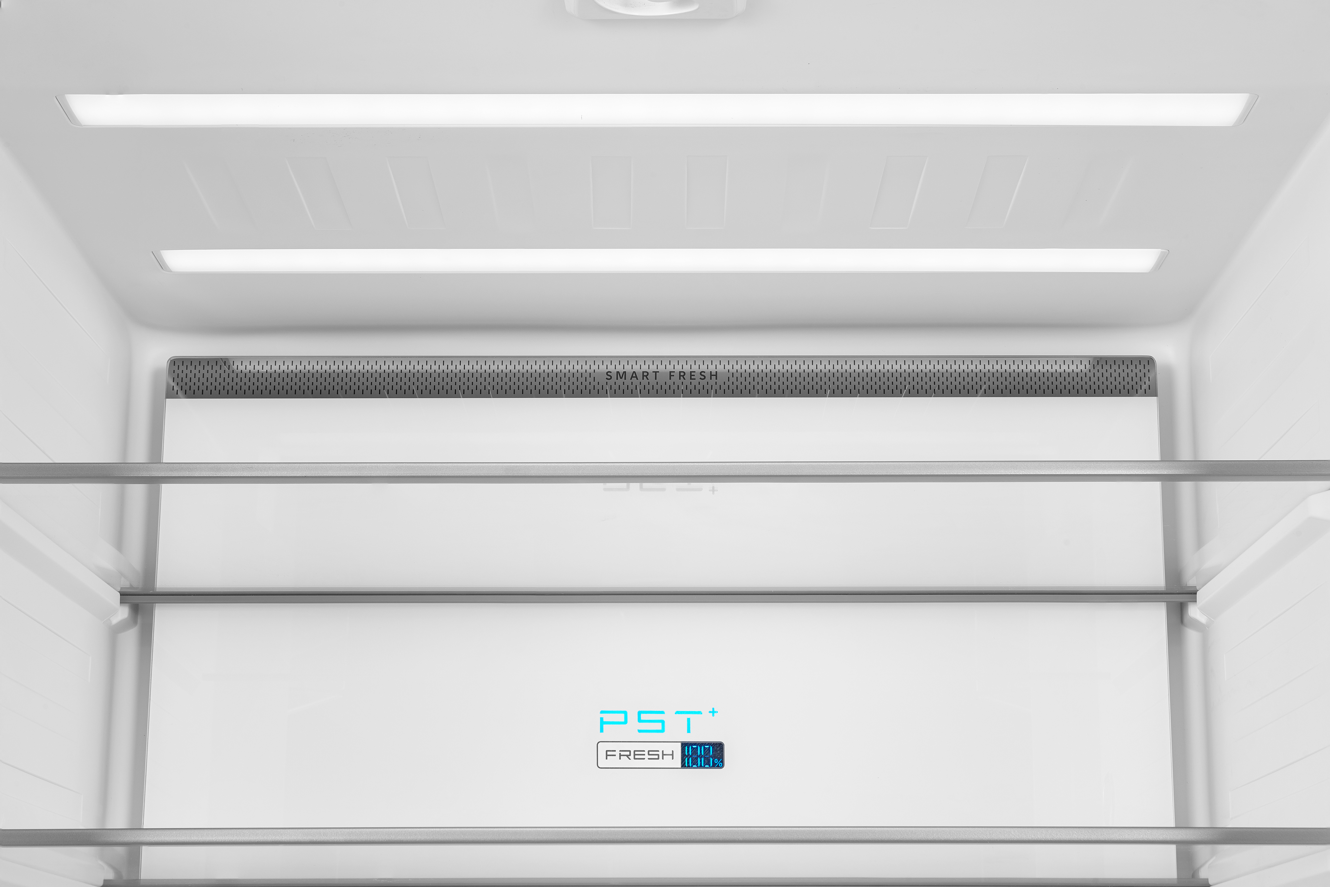 Leerer Kühlschrankinnenraum mit Glasablagen und LED-Beleuchtung.
