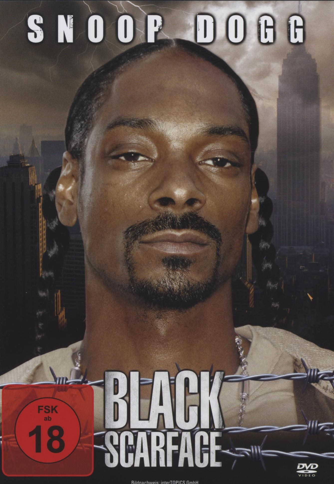 Snoop Dogg sur la couverture de Black Scarface avec la skyline de New York.