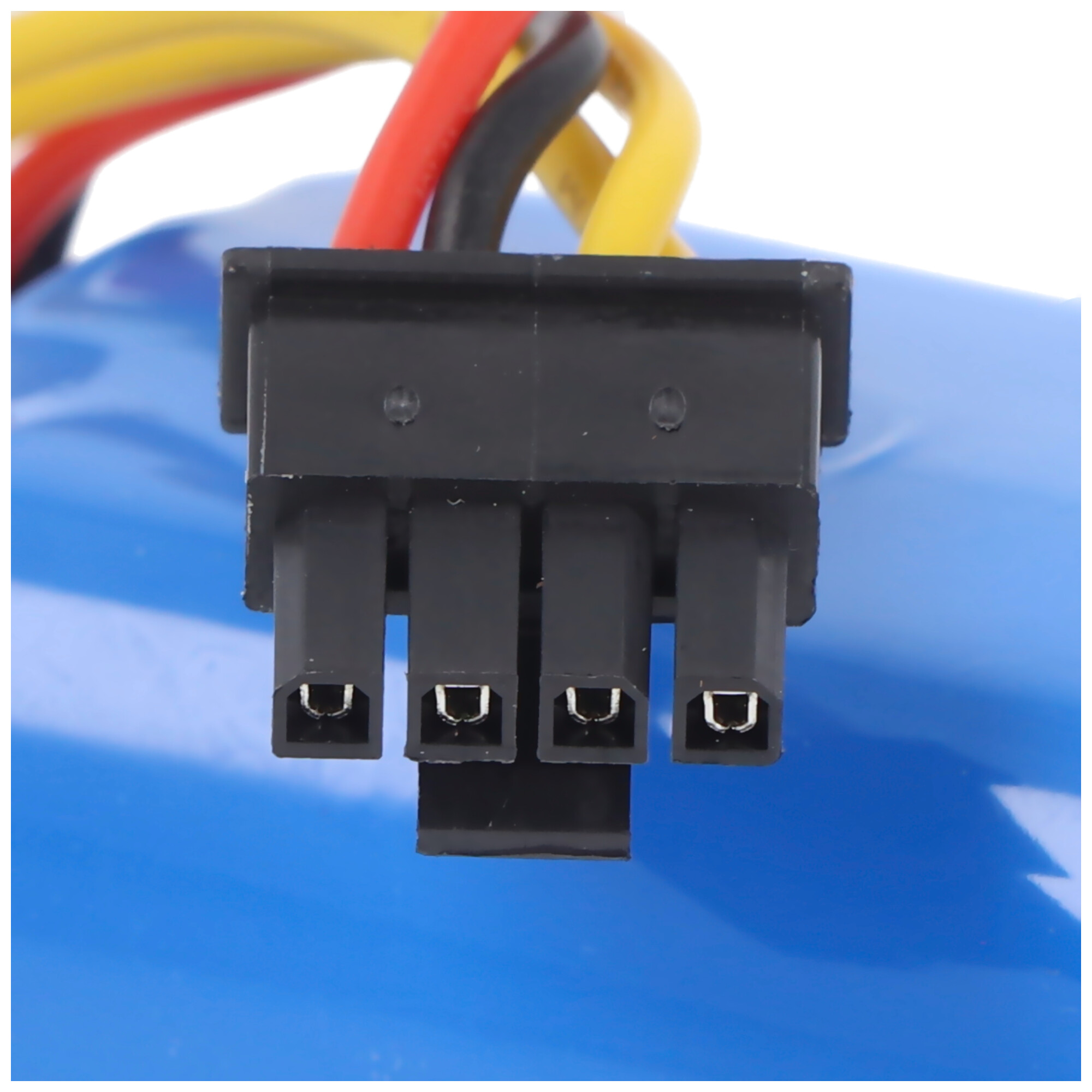 Ein schwarzer Stecker mit vier Anschlüssen, verbunden mit einem blauen Objekt.