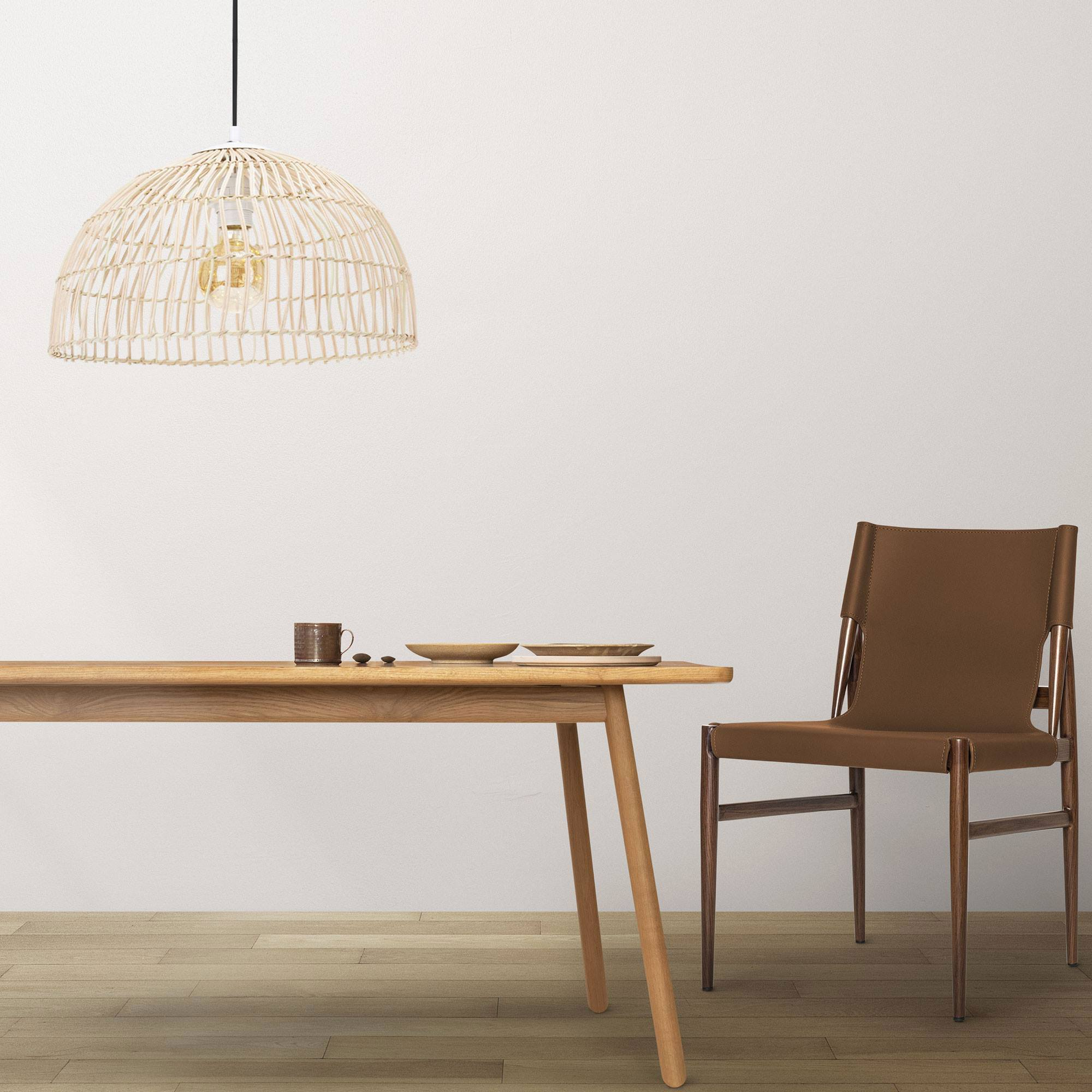 Una mesa de madera con una silla de cuero marrón y una lámpara colgante de ratán.