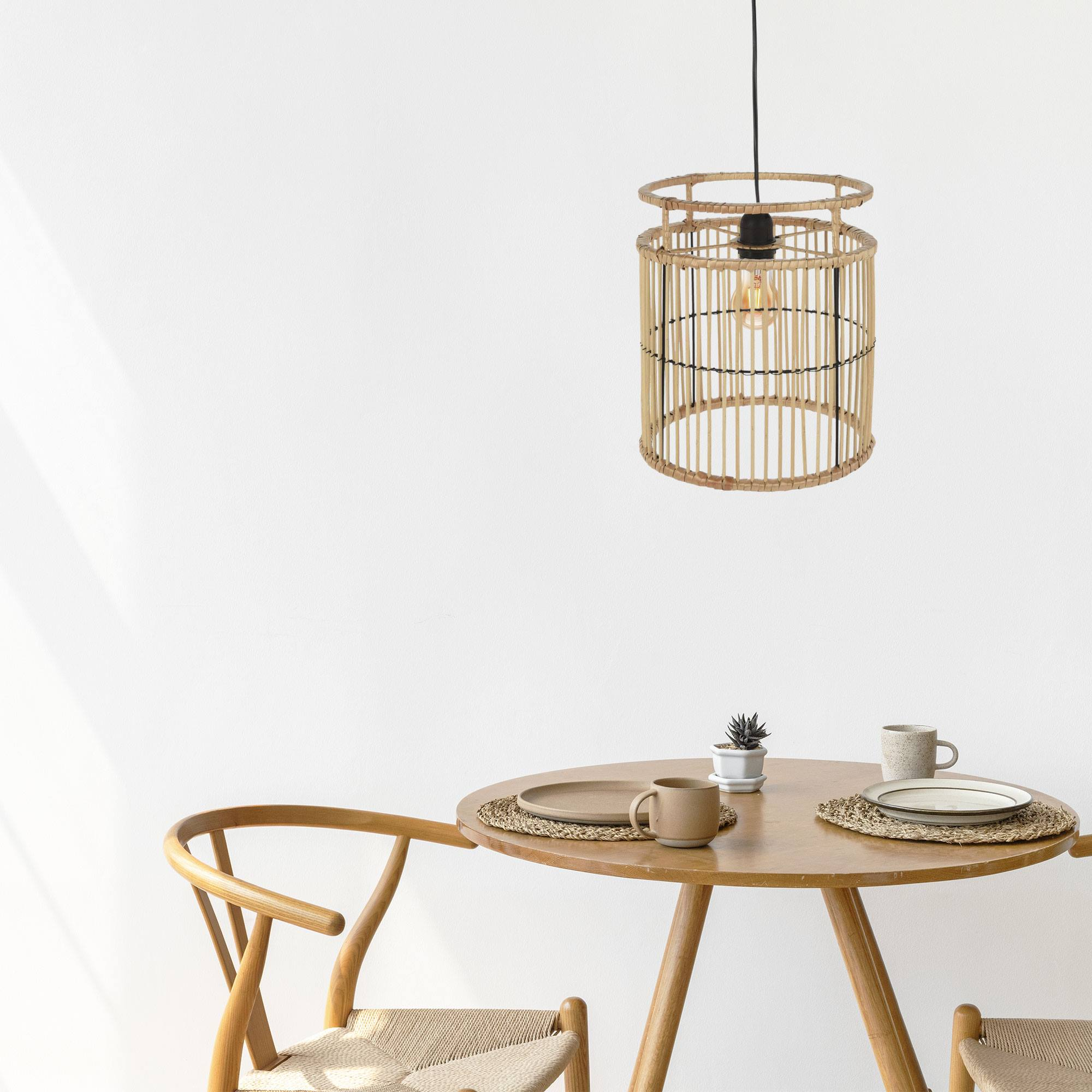 Una mesa redonda de madera con dos sillas y una lámpara colgante.