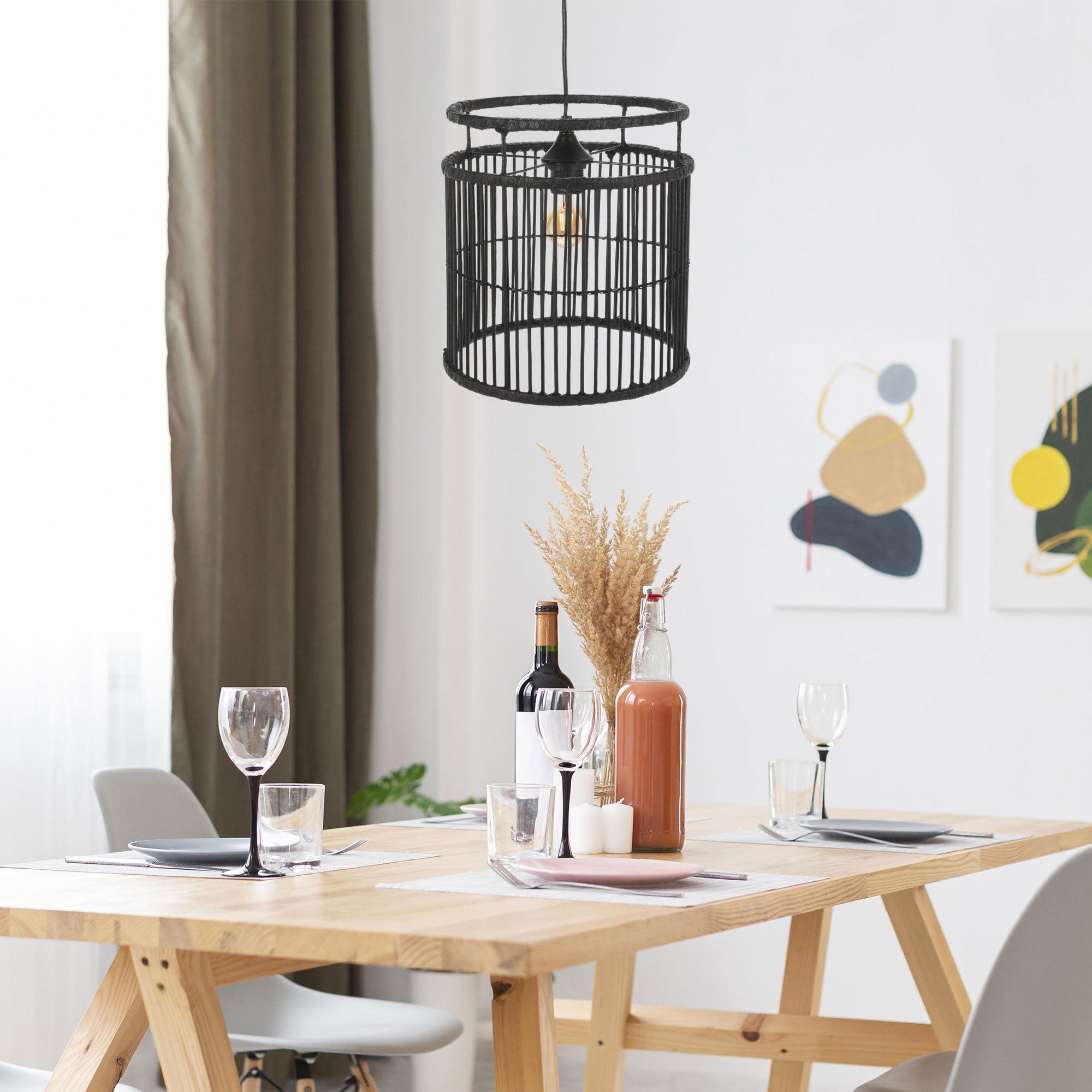 Una mesa de madera está puesta para una comida, con platos, vasos y botellas.