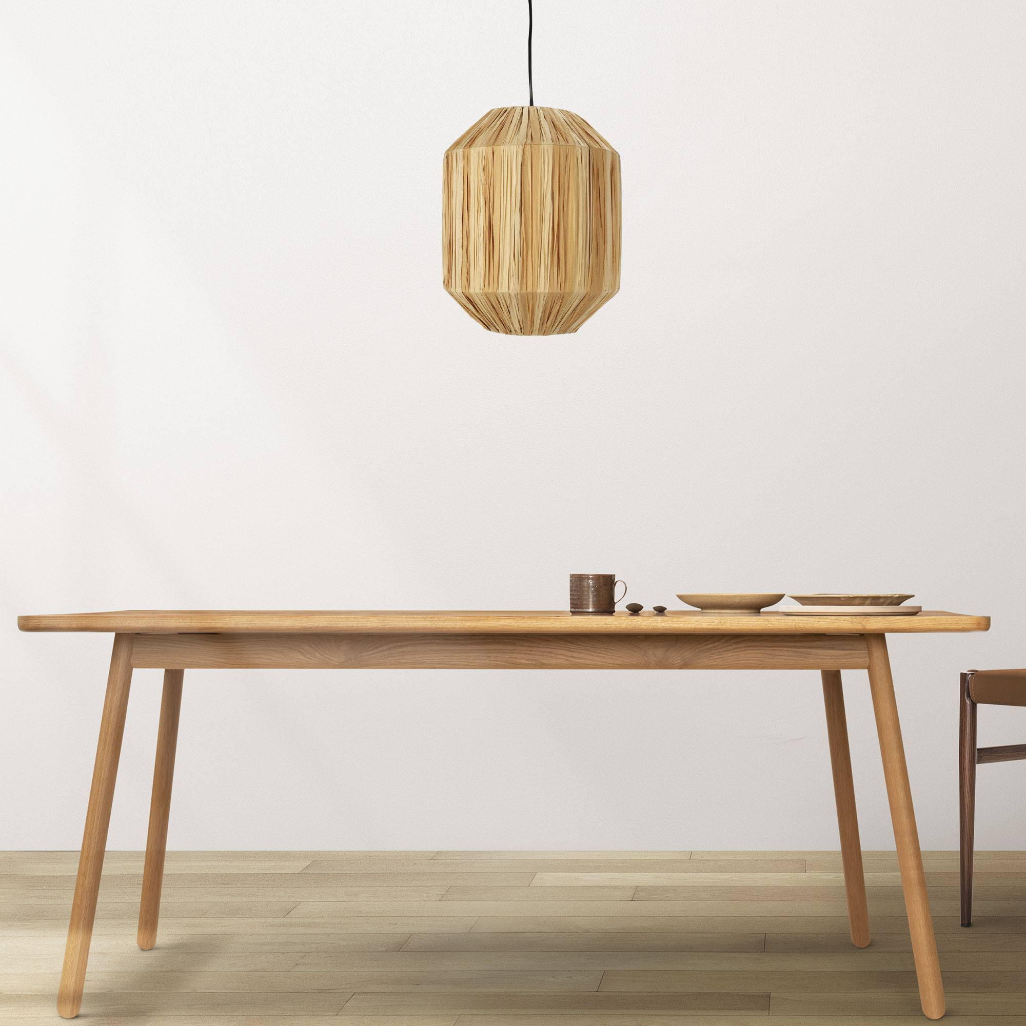 Una mesa de madera con una lámpara encima y vajilla.