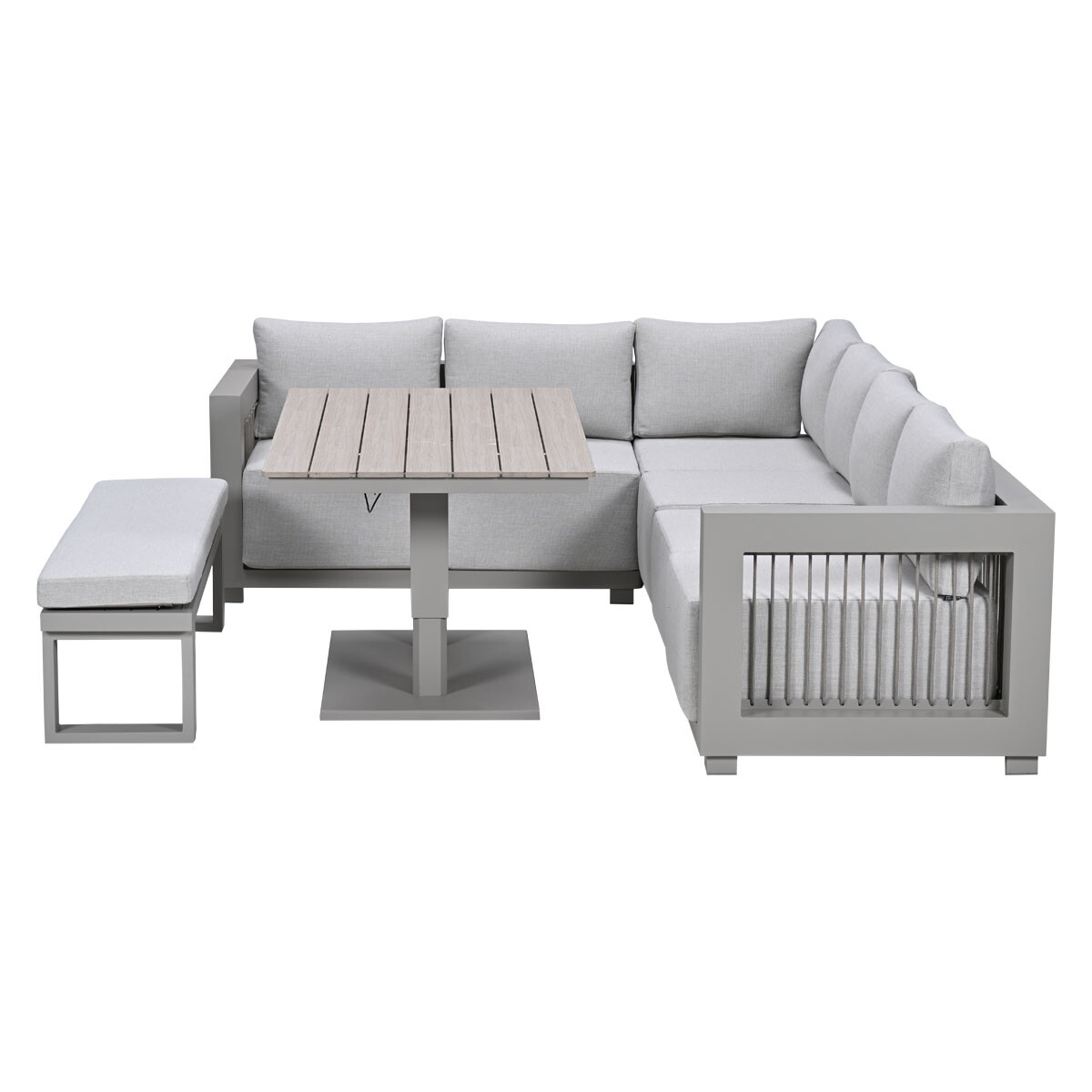Grijze hoekbank met tafel en poef, witte kussens, houten tafelblad.