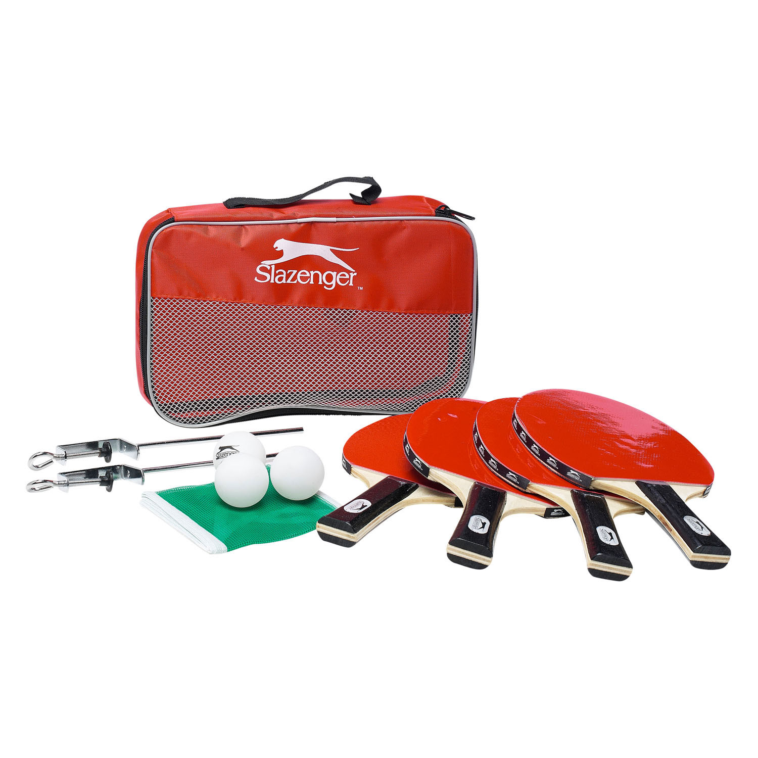 Un sac rouge Slazenger avec des raquettes de ping-pong, des balles et un filet.