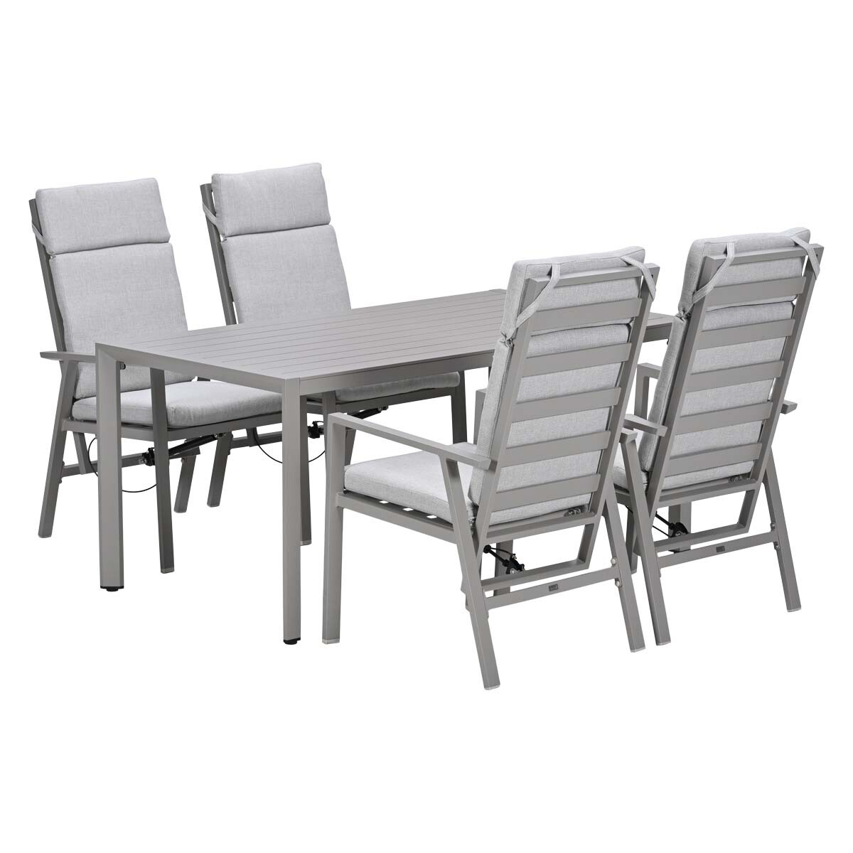 Grijze buitentafel met vier stoelen met lichtgrijze kussens.