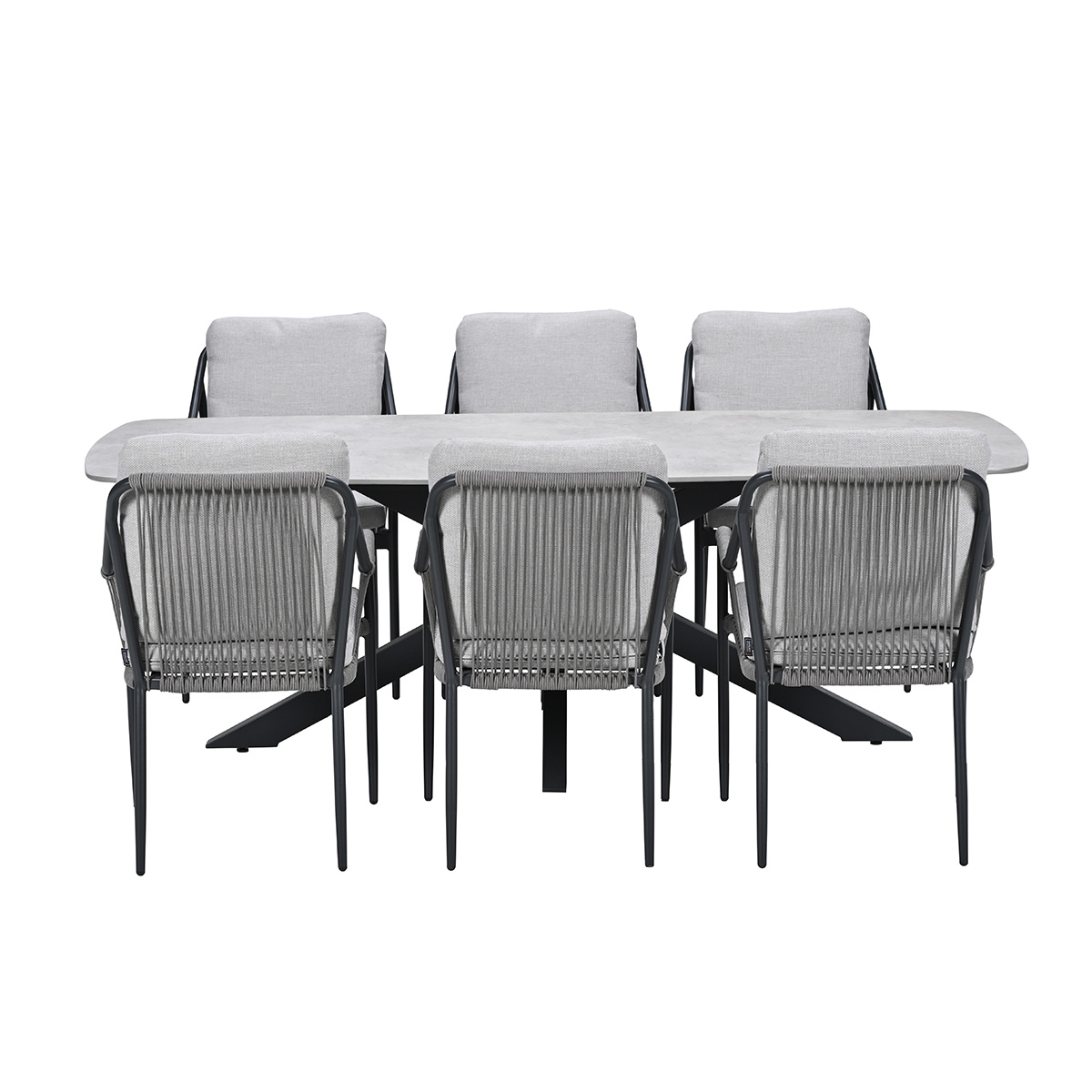 Een lichtgrijze eethoek met een tafel met steenlook en zes stoelen met geweven rug.