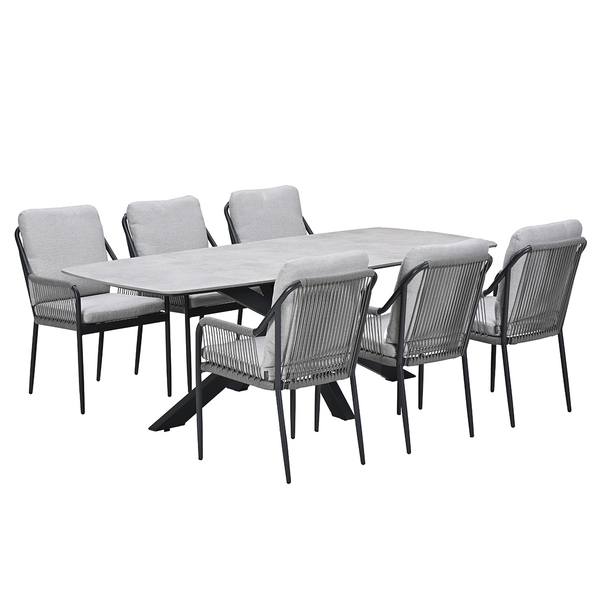 Moderne eettafel met betonlook en zes grijze stoelen met touwbespanning.