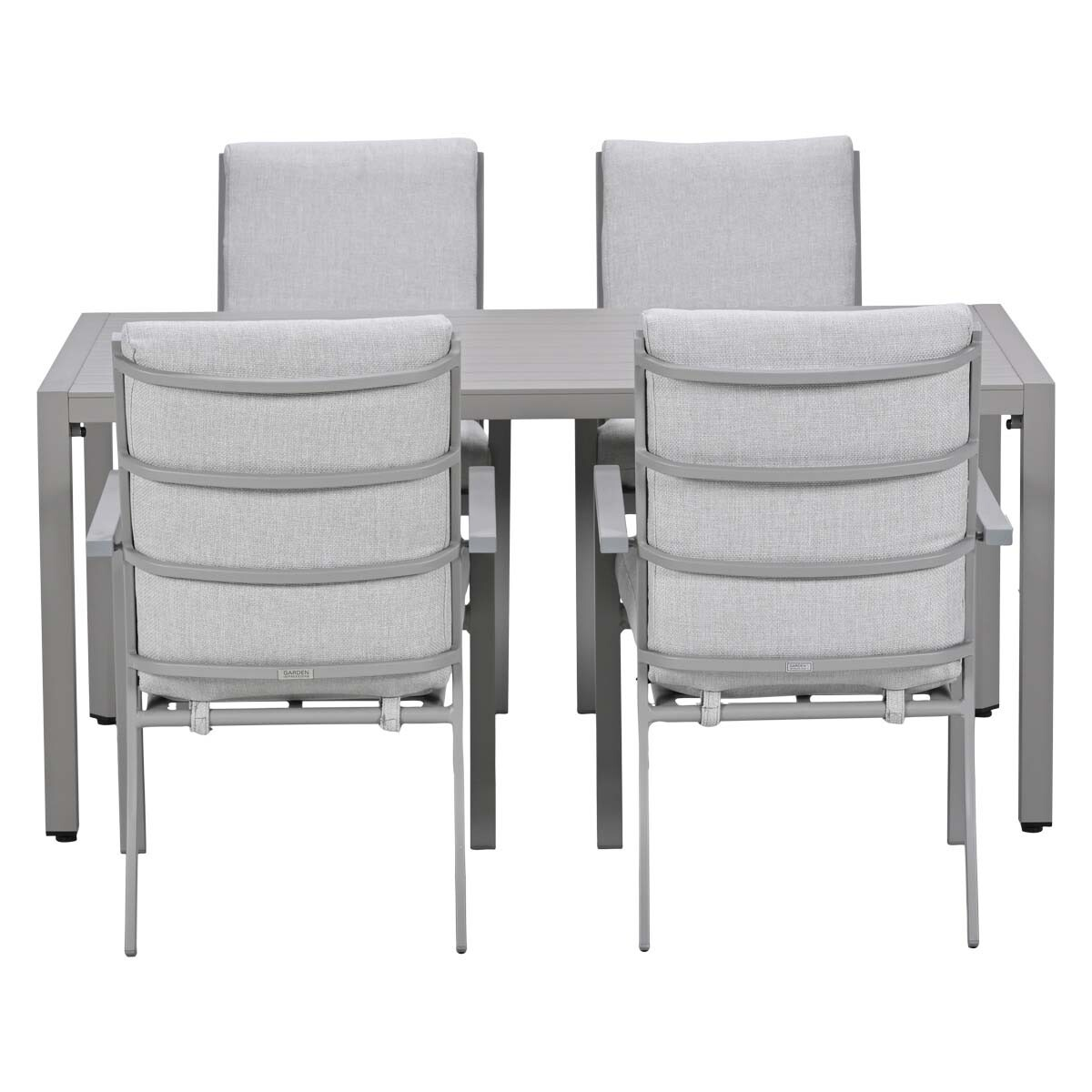 Een grijze eettafel met vier grijze stoelen met gestoffeerde zittingen.