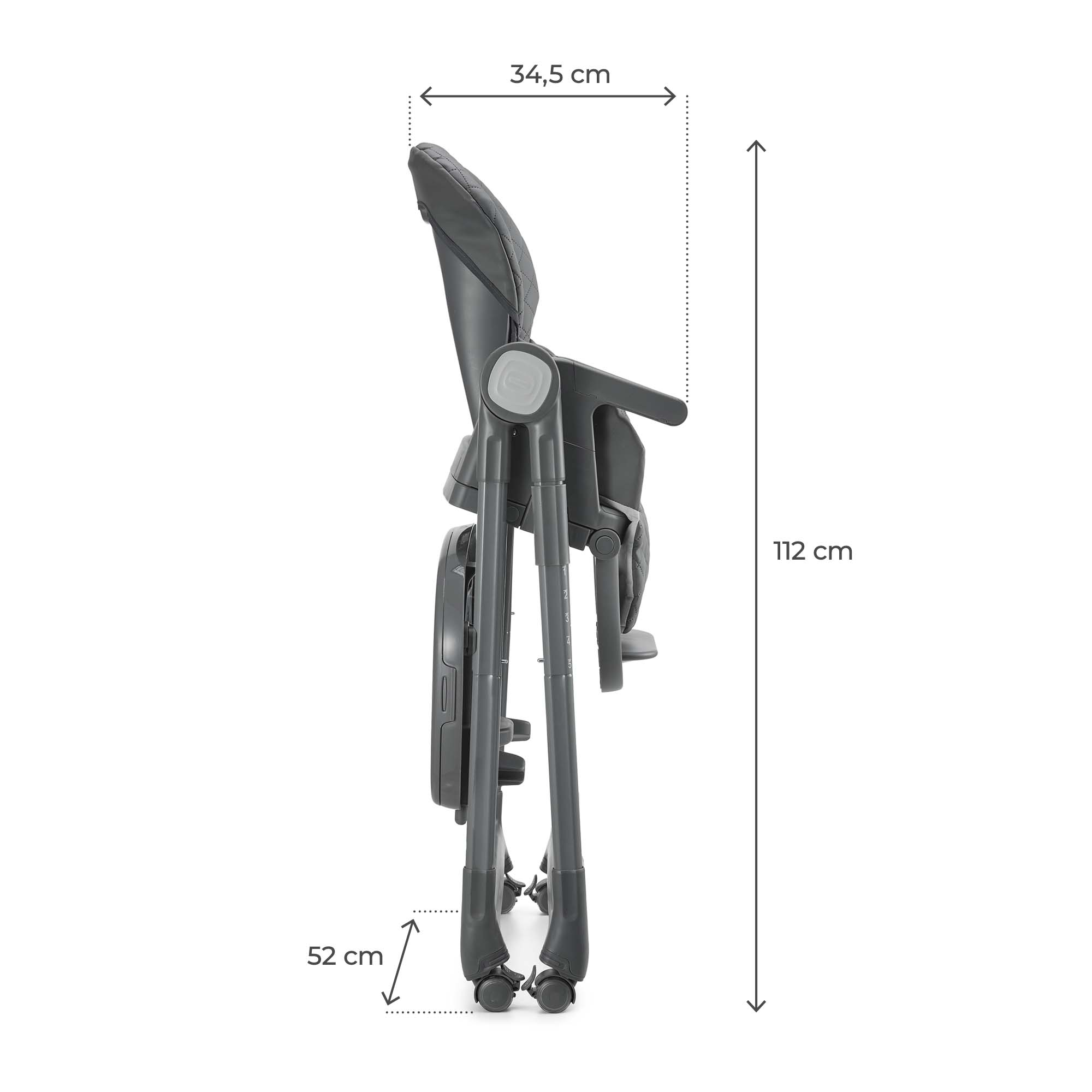 Ein grauer Hochstuhl ist zusammengeklappt, mit Maßen 34,5 cm Breite, 52 cm Tiefe, 112 cm Höhe.