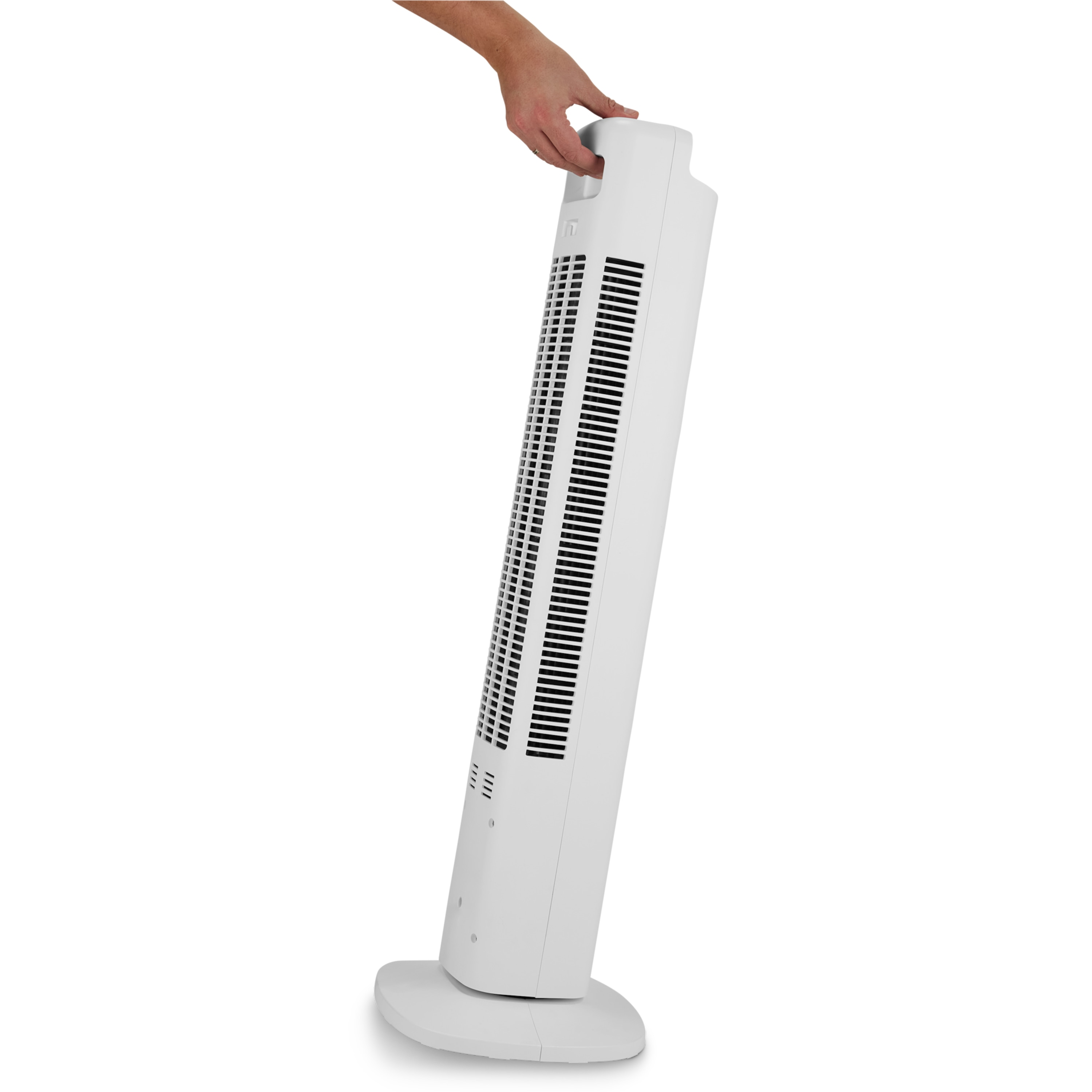 Eine Hand greift nach dem Griff eines weißen Turmventilators.