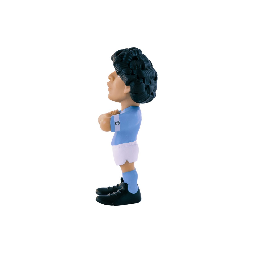 Eine karikierte Figur eines Fußballspielers in einem hellblauen Trikot, weißen Shorts und schwarzen Schuhen.