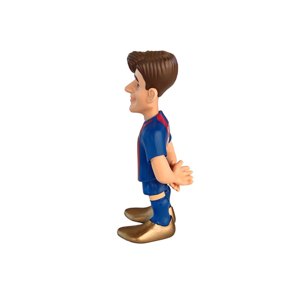 Mała figurka piłkarza w niebieskiej koszulce i złotych butach.