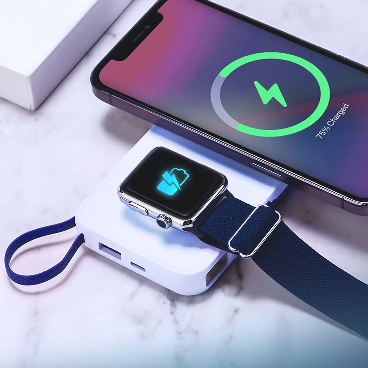 Smartfon i smartwatch ładują się na białym powerbanku.