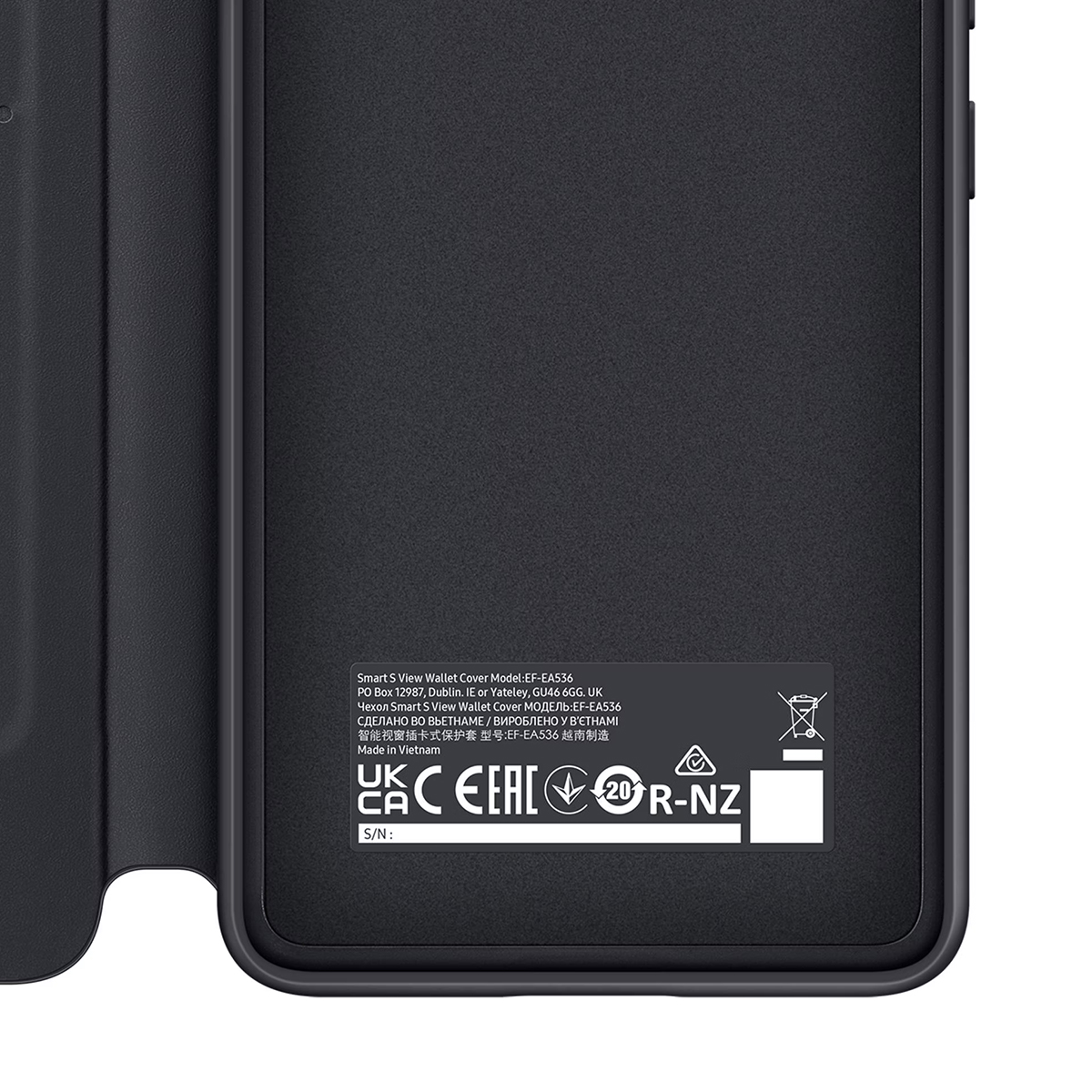 Arrière d'un étui de téléphone noir avec numéro de modèle et marques de certification.
