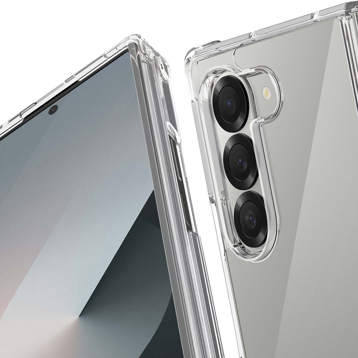 Due custodie trasparenti per telefono con fotocamere su sfondo bianco.