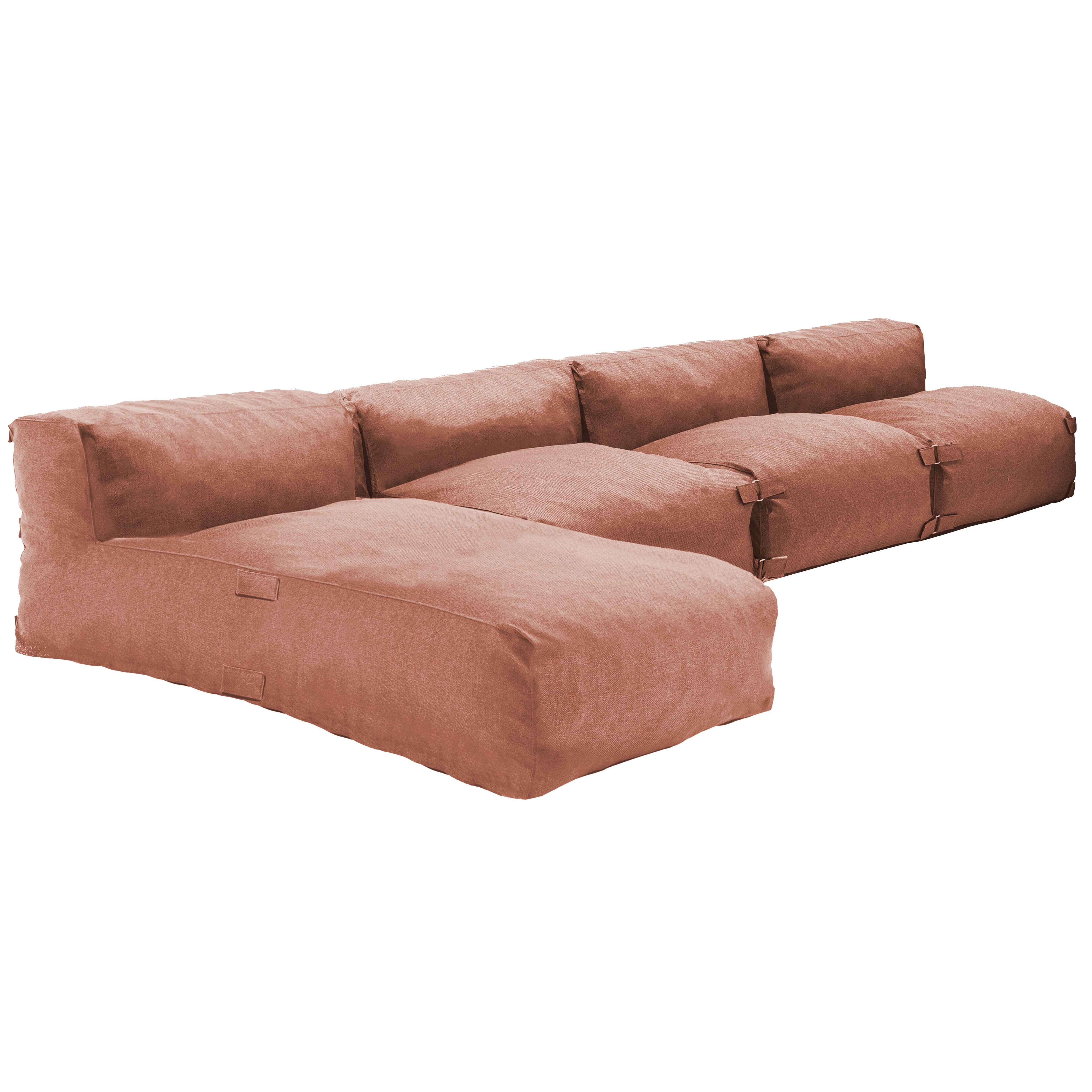 Ein korallenrotes Modulsofa mit Stoffbezug, auf weißem Hintergrund.