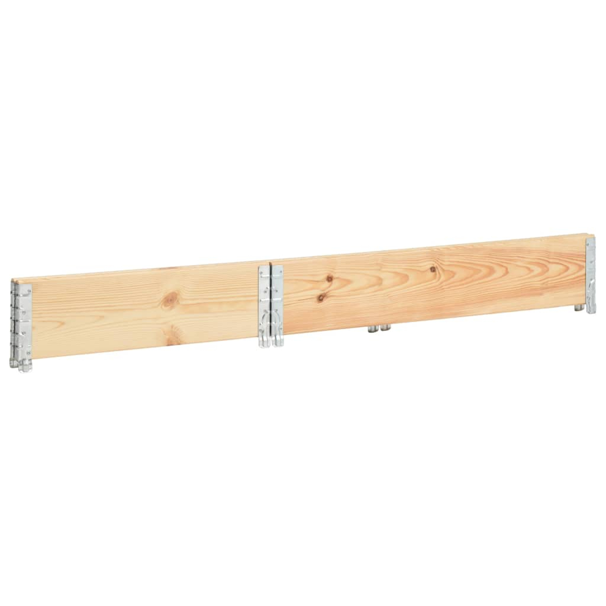 Ein hellbraunes Holzbrett mit sichtbarer Maserung und Ästen, das drei silberne Metallscharniere aufweist, vor einem weißen Hintergrund.