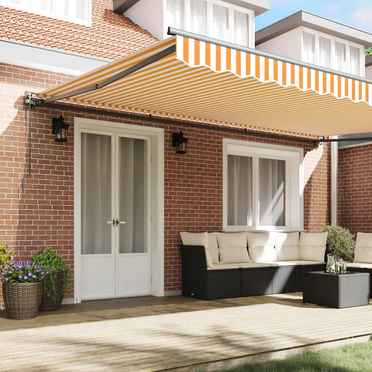 Eine Außenterrasse mit gestreifter orange-weißer Markise über einem schwarzen Korbfsofa und Tisch auf einer Holzterrasse.