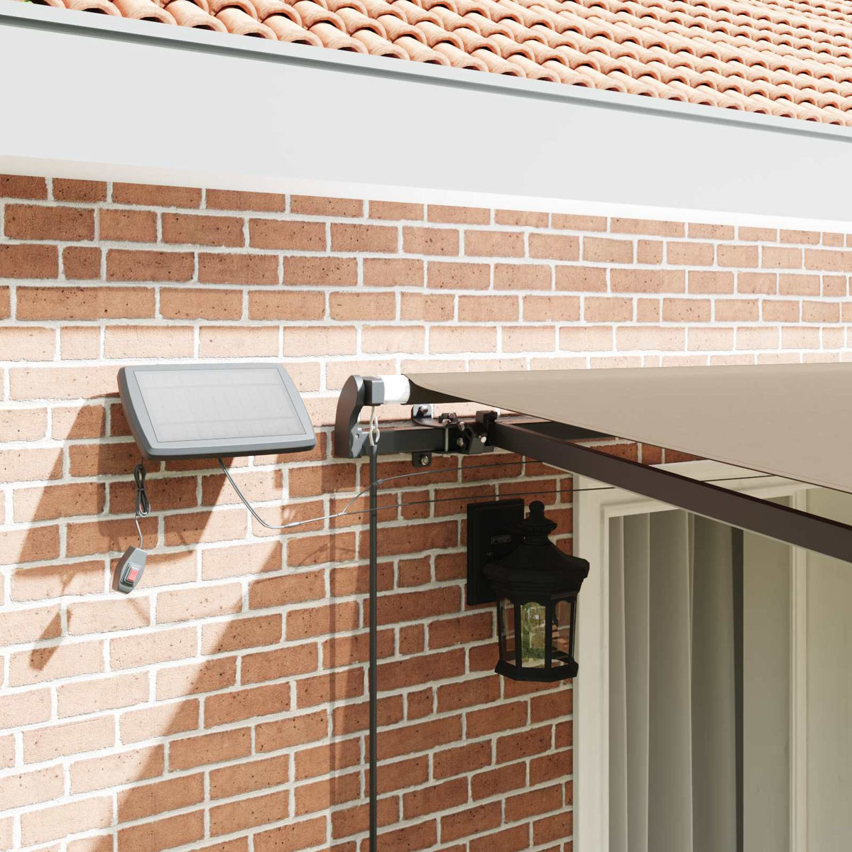 Solarpanel und Lampe an Backsteinwand unter Markise.