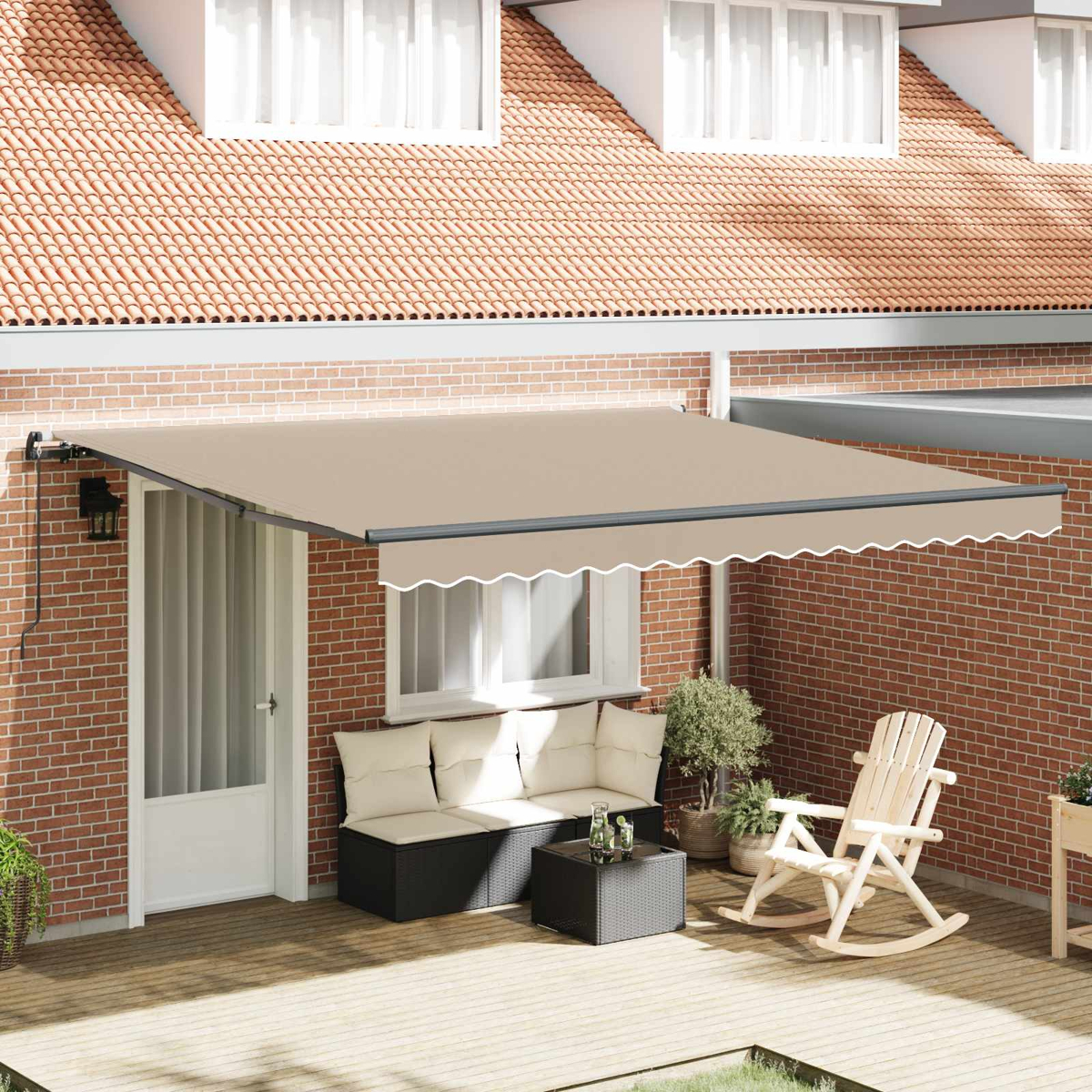 Una tenda da sole beige estesa su un patio con mobili.