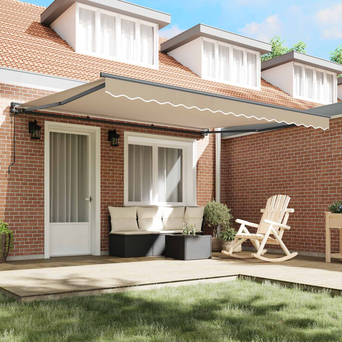 Eine ausgefahrene Markise über einer Terrasse mit Gartenmöbeln, Ziegelwand und Dach.