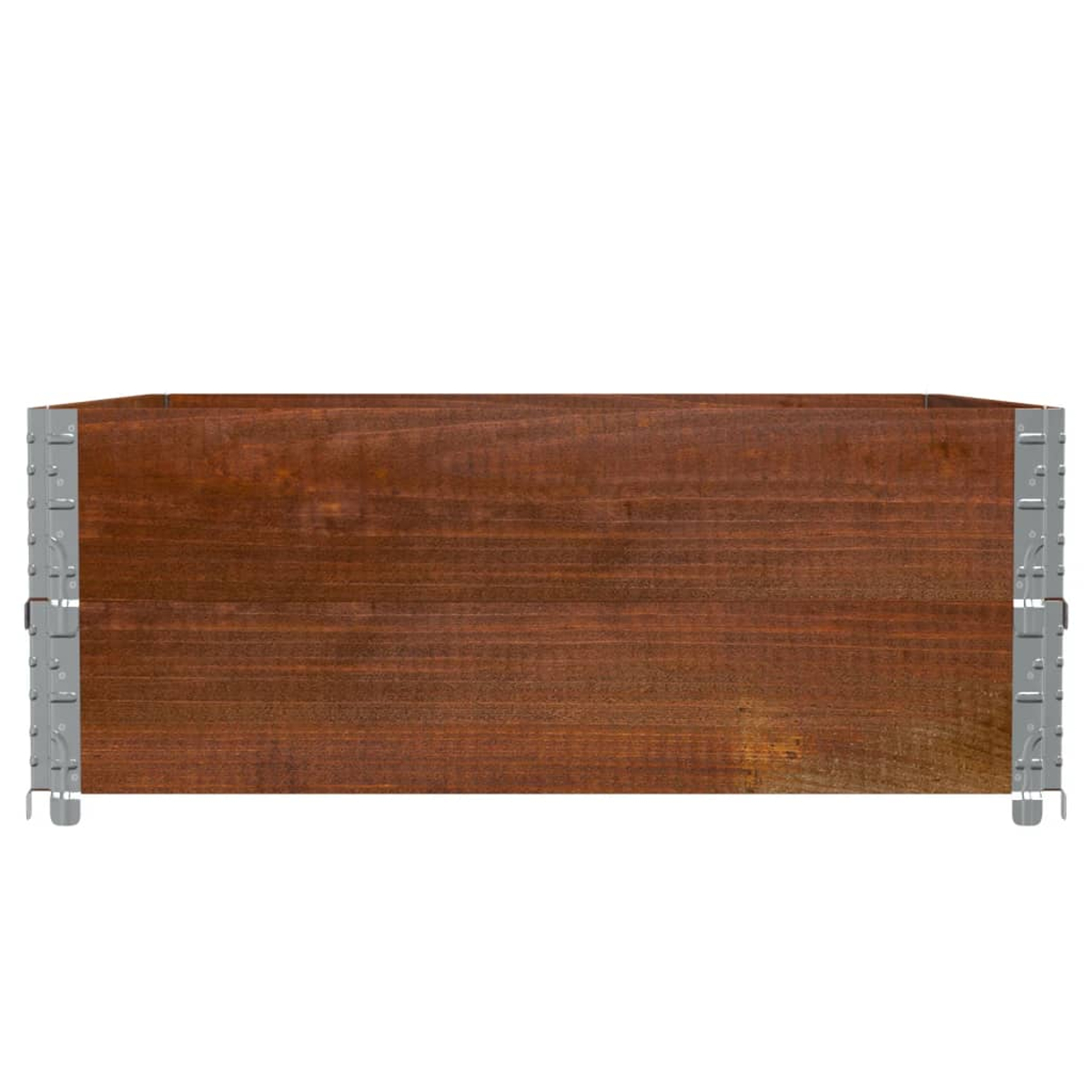 Una cassa di legno con rinforzi metallici sui lati, su sfondo bianco.