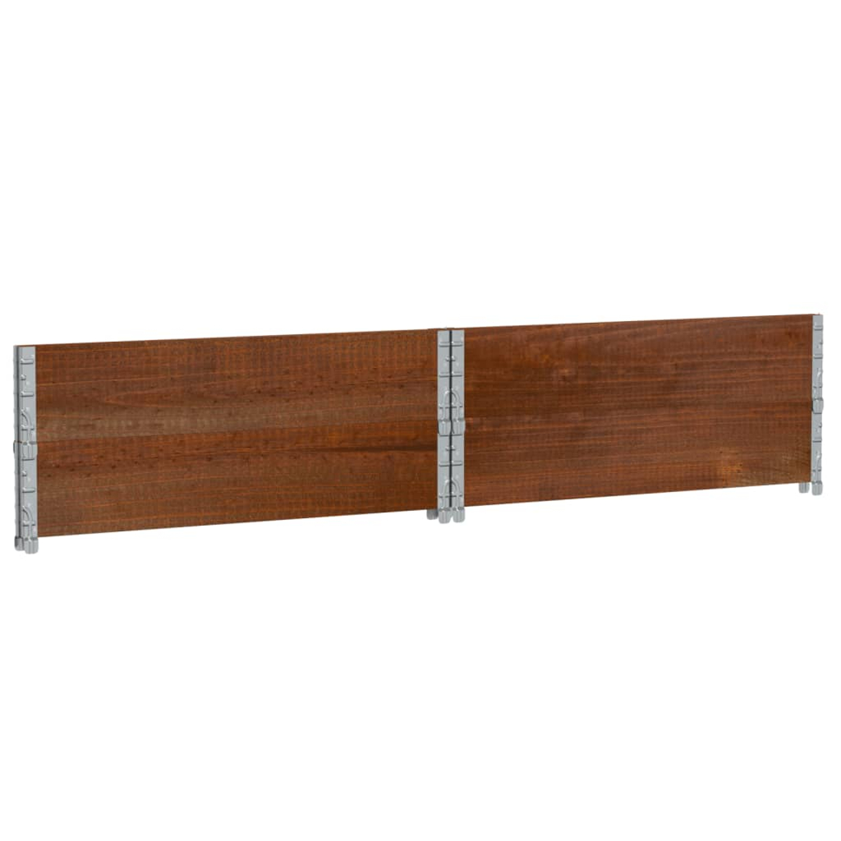Una ringhiera in legno marrone con connettori argentati su sfondo bianco.