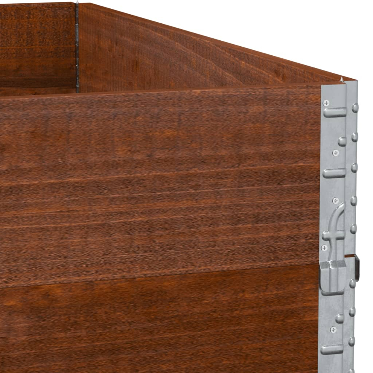 Angolo di fioriera in legno con rinforzo metallico e venatura del legno visibile.