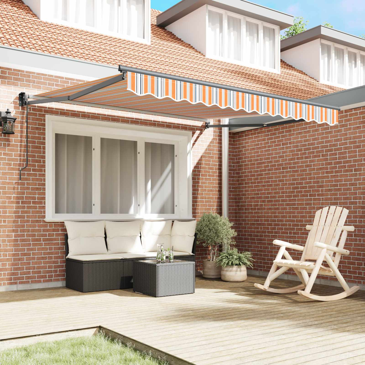 Ein ausklappbarer Sonnenschutz mit orangen und weißen Streifen über einer Gartenlounge.