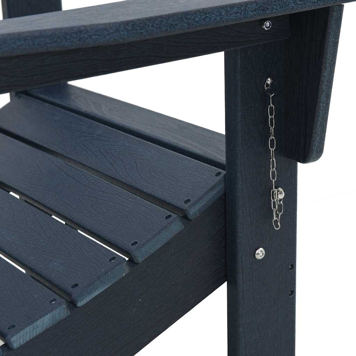 Dunkelblaue Stuhl-Sitzfläche mit Lamellen und einer kleinen Kette.