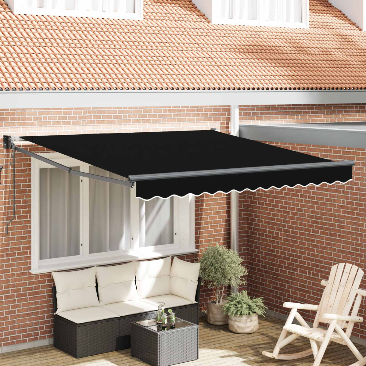 Ein schwarzes Sonnensegel über einer Sitzgruppe und einem Schaukelstuhl auf einer Holzterrasse.