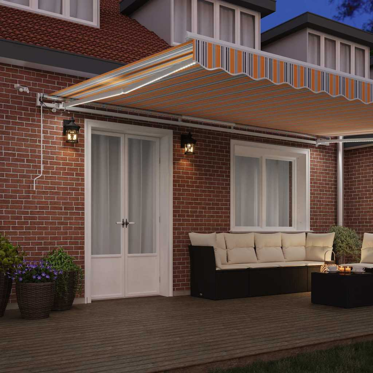 Ausgefahrene Markise mit orangen und grauen Streifen über einer Veranda mit Sofa.