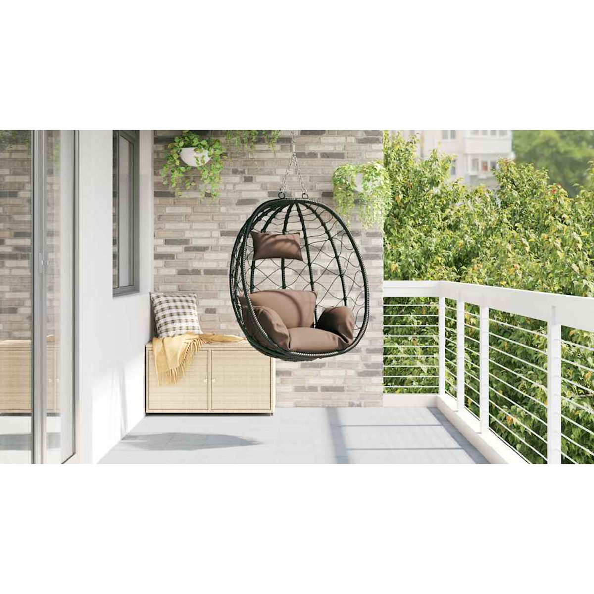 Ein Hängekorbsessel mit braunen Kissen hängt auf einem Balkon.