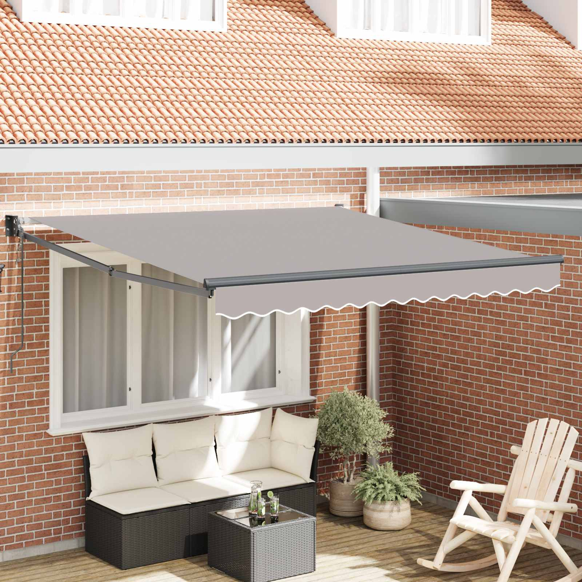 Ein graues Sonnensegel über einem Terrassenmöbelset, Ziegelwand und Dachziegel.