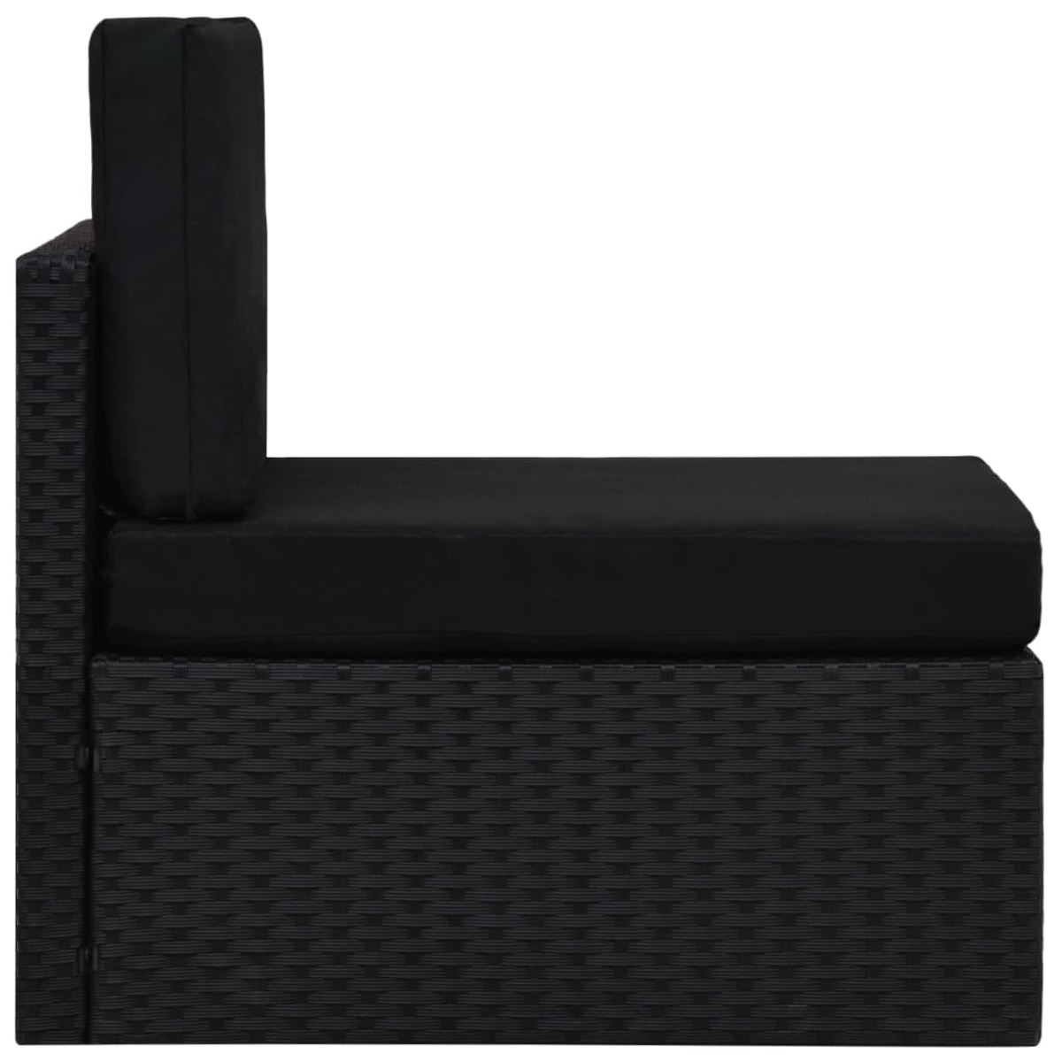 Ein schwarzes Outdoor-Sofa-Modul mit Korbgeflecht und dicken Kissen.