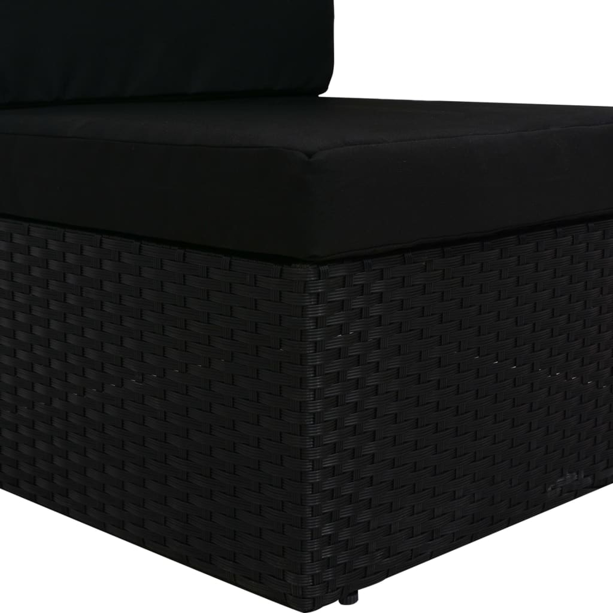 Schwarzes Rattan-Möbelstück mit dicken schwarzen Polstern. Detailaufnahme.